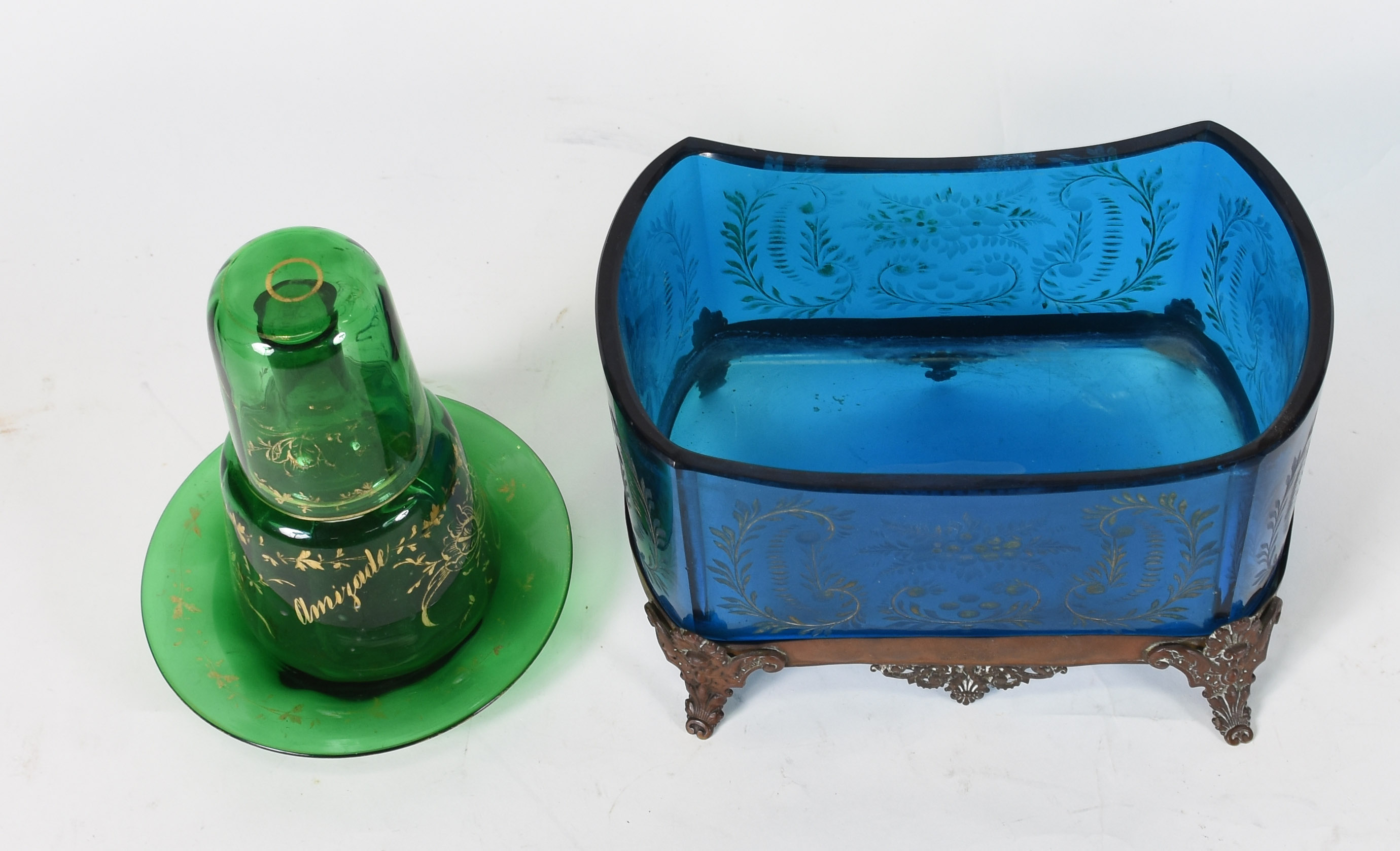 Duas peças de cristal colorido, sendo 1 bowl azul com folhas lavradas... - foto 2 de 2