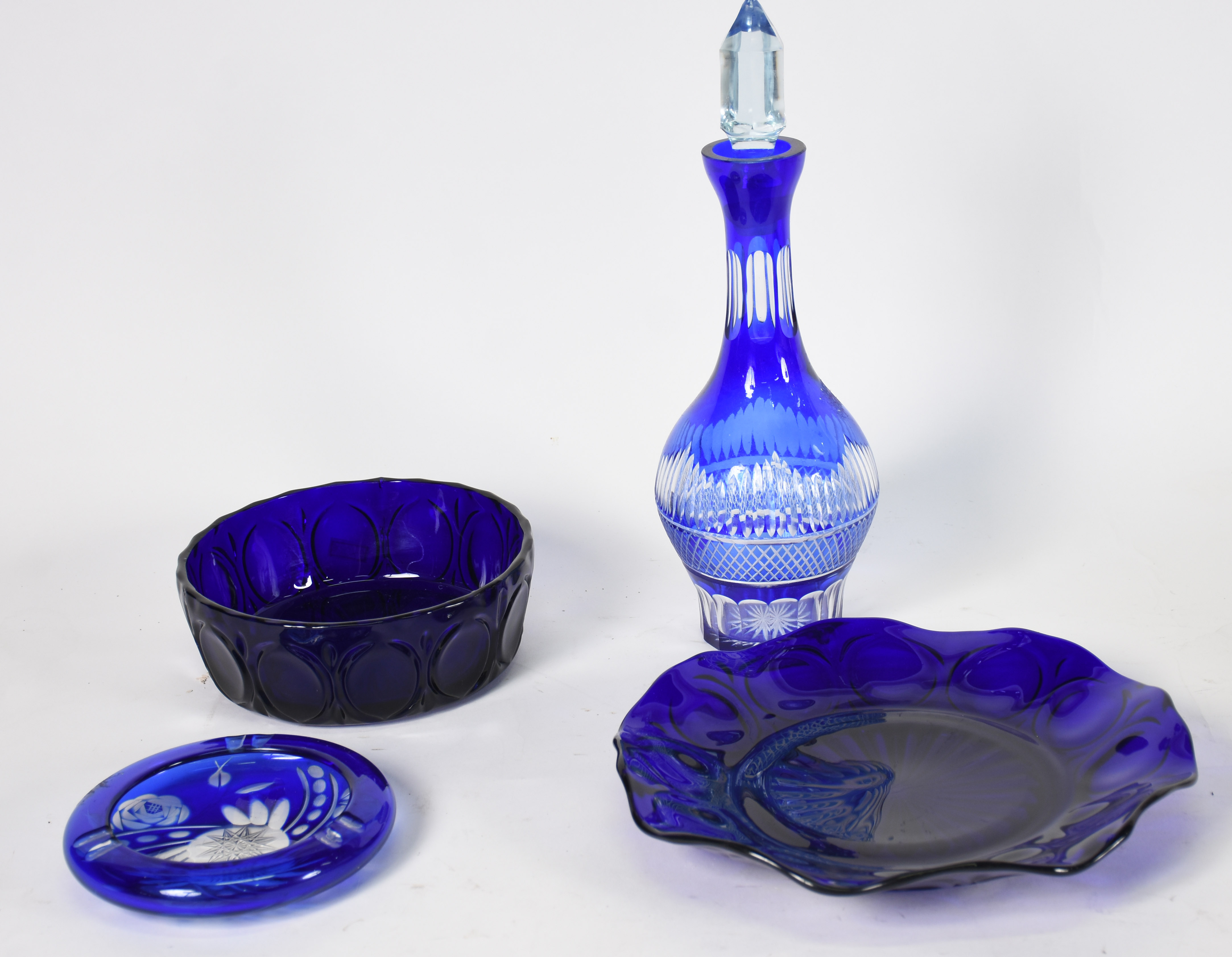 Quatro peças , Licoreira azul ,cinzeiro , prato e bowl de vidro azul - foto 1 de 3