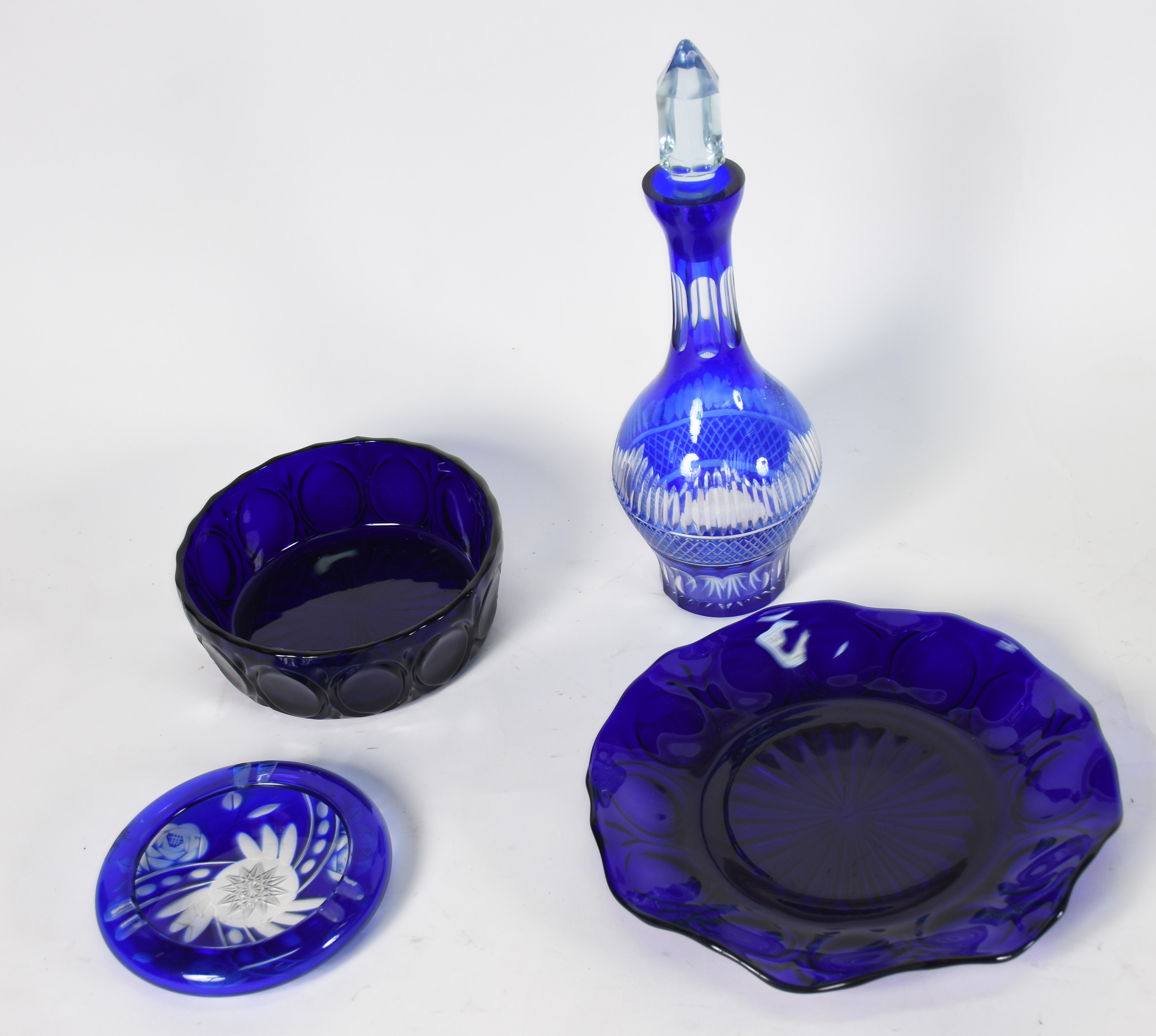 Quatro peças , Licoreira azul ,cinzeiro , prato e bowl de vidro azul - foto 2 de 3