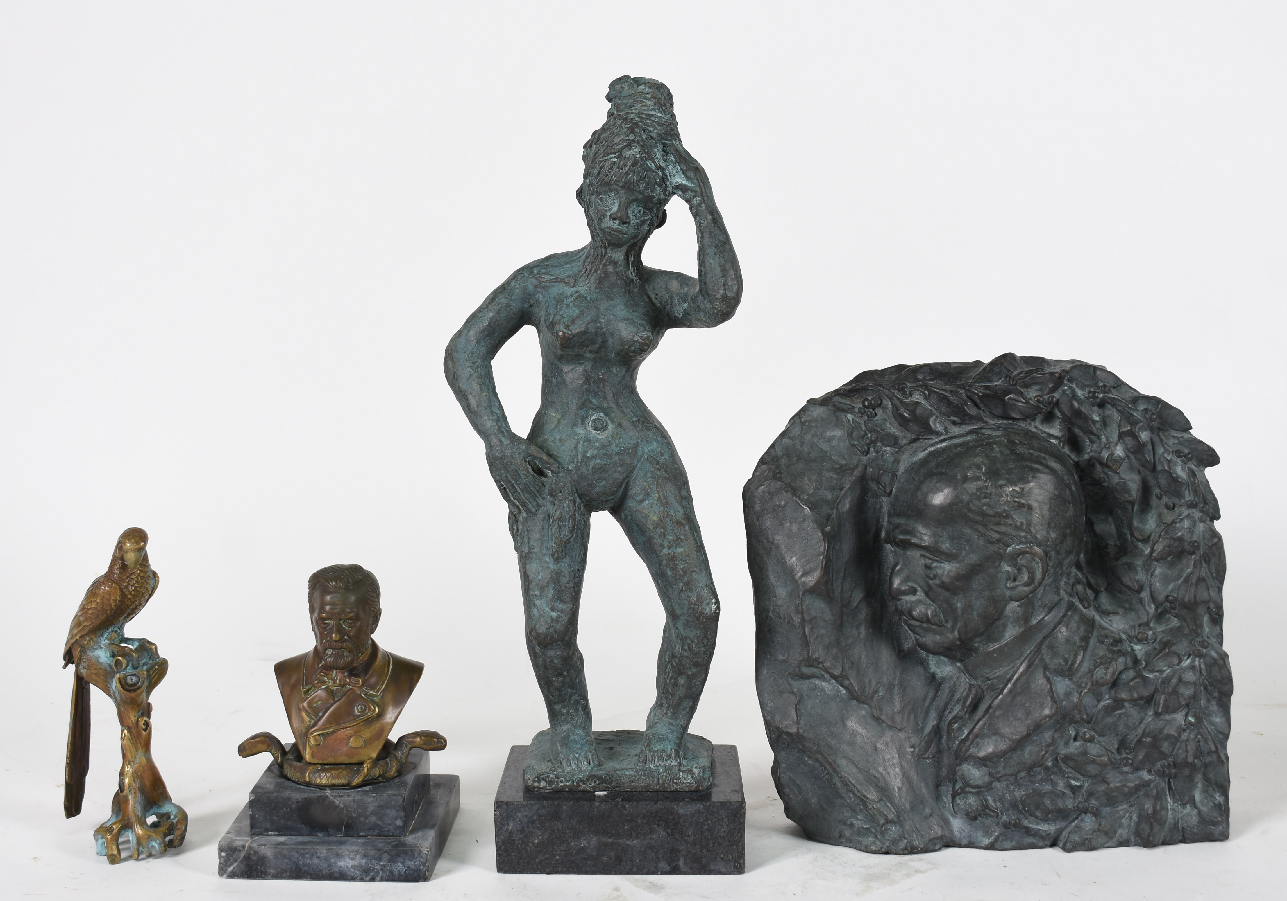 Quatro estatuetas diversas de bronze , sendo Arara sobre tronco... - foto 1 de 6
