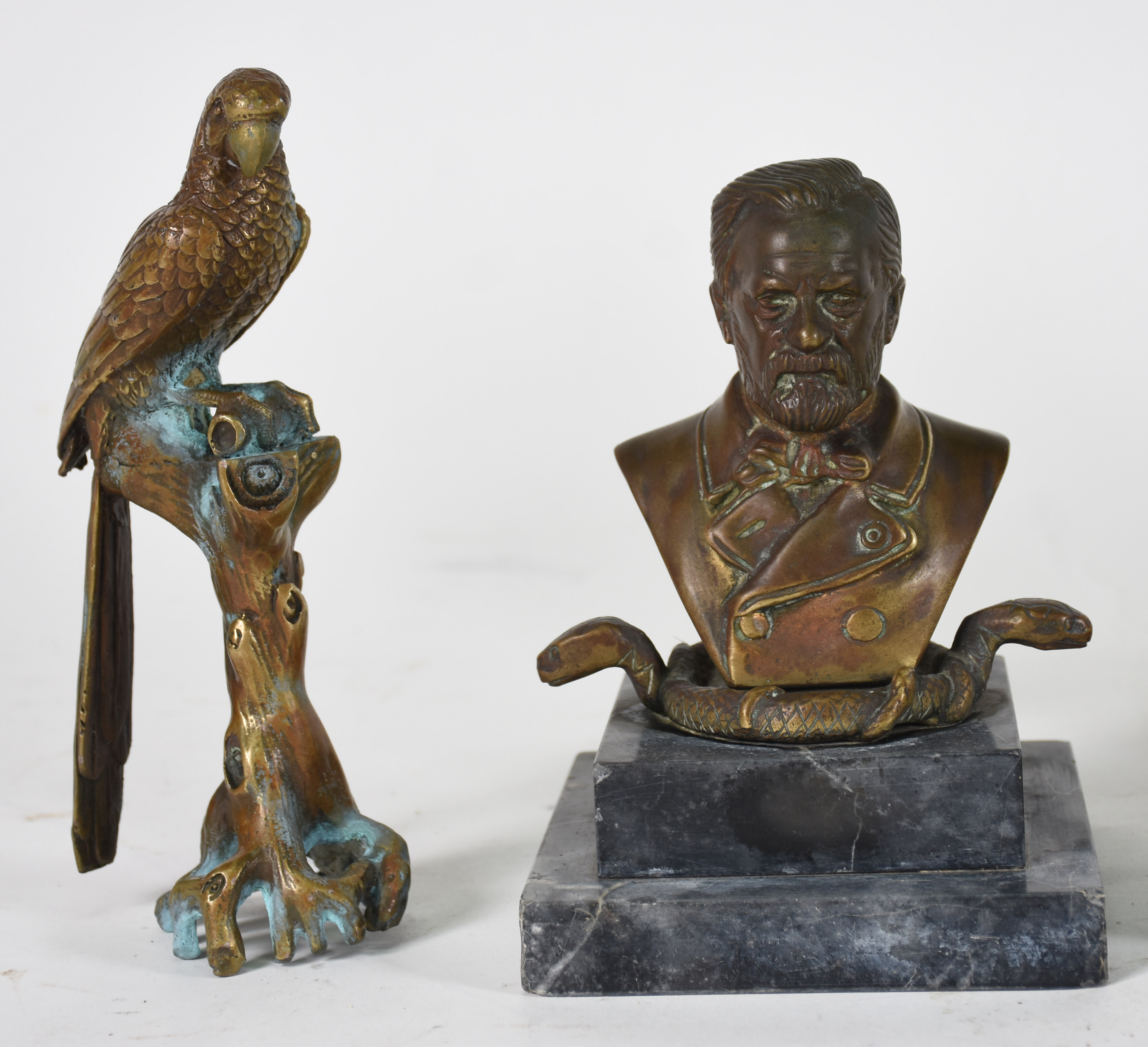 Quatro estatuetas diversas de bronze , sendo Arara sobre tronco... - foto 2 de 6