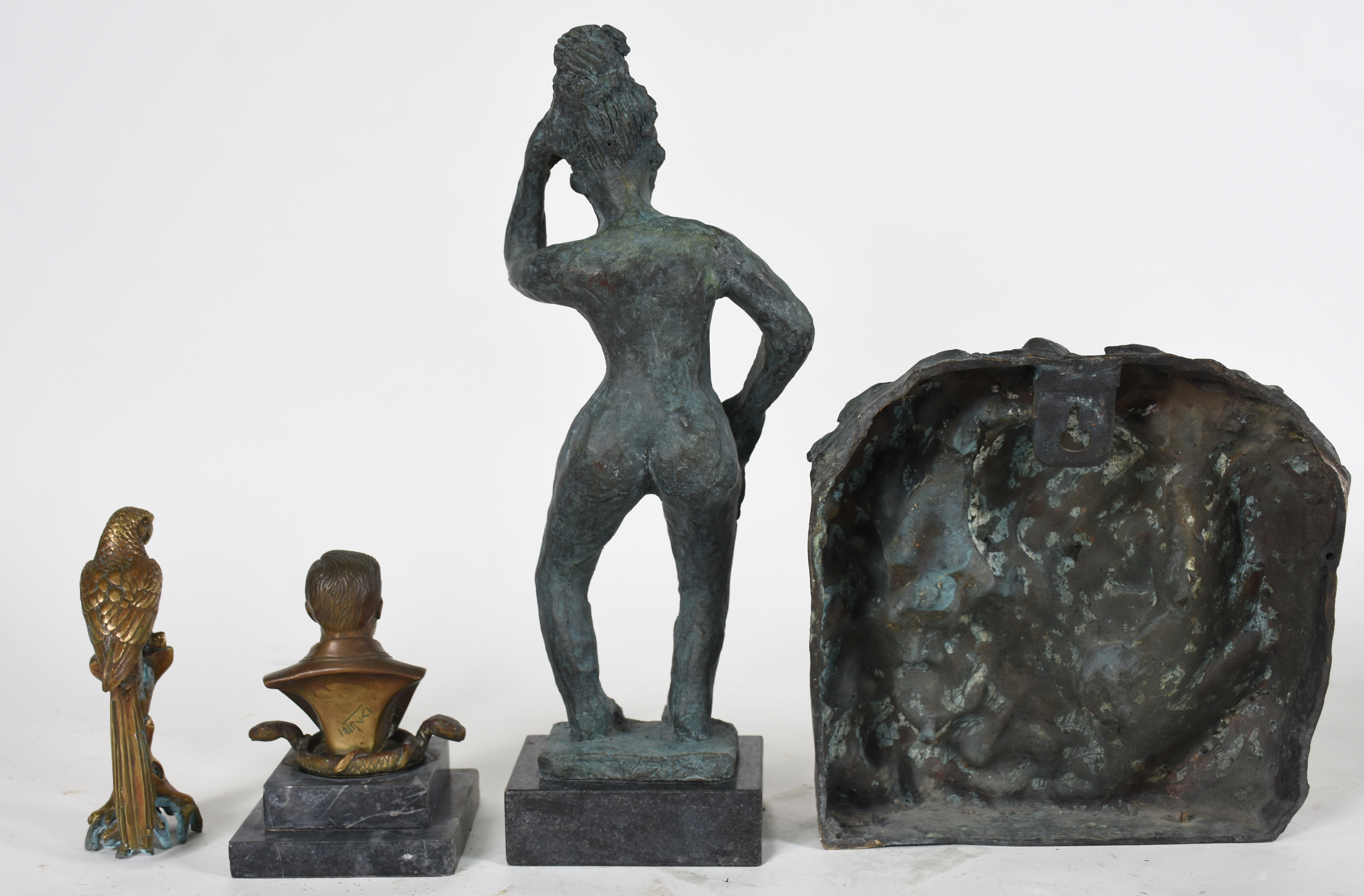 Quatro estatuetas diversas de bronze , sendo Arara sobre tronco... - foto 4 de 6