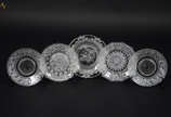 Cinco antigos pratos de cristal lapidado (possi... - Cinco antigos pratos de cristal lapidado (possivelmente Bacarat). Diâmetros de 19 à 22,5 cm. Pequenos bicados na parte de baixo.