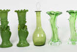 Diversas peças sendo, par de solifleur de vidro... - Diversas peças sendo, par de solifleur de vidro verde ( 20 cm  A ) Par de vasos  de opalina verde representando mão com cornocópia ( 22 cm ) e p...