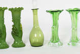 Diversas peças sendo, par de solifleur de vidro... - Diversas peças sendo, par de solifleur de vidro verde ( 20 cm  A ) Par de vasos  de opalina verde representando mão com cornocópia ( 22 cm ) e p...