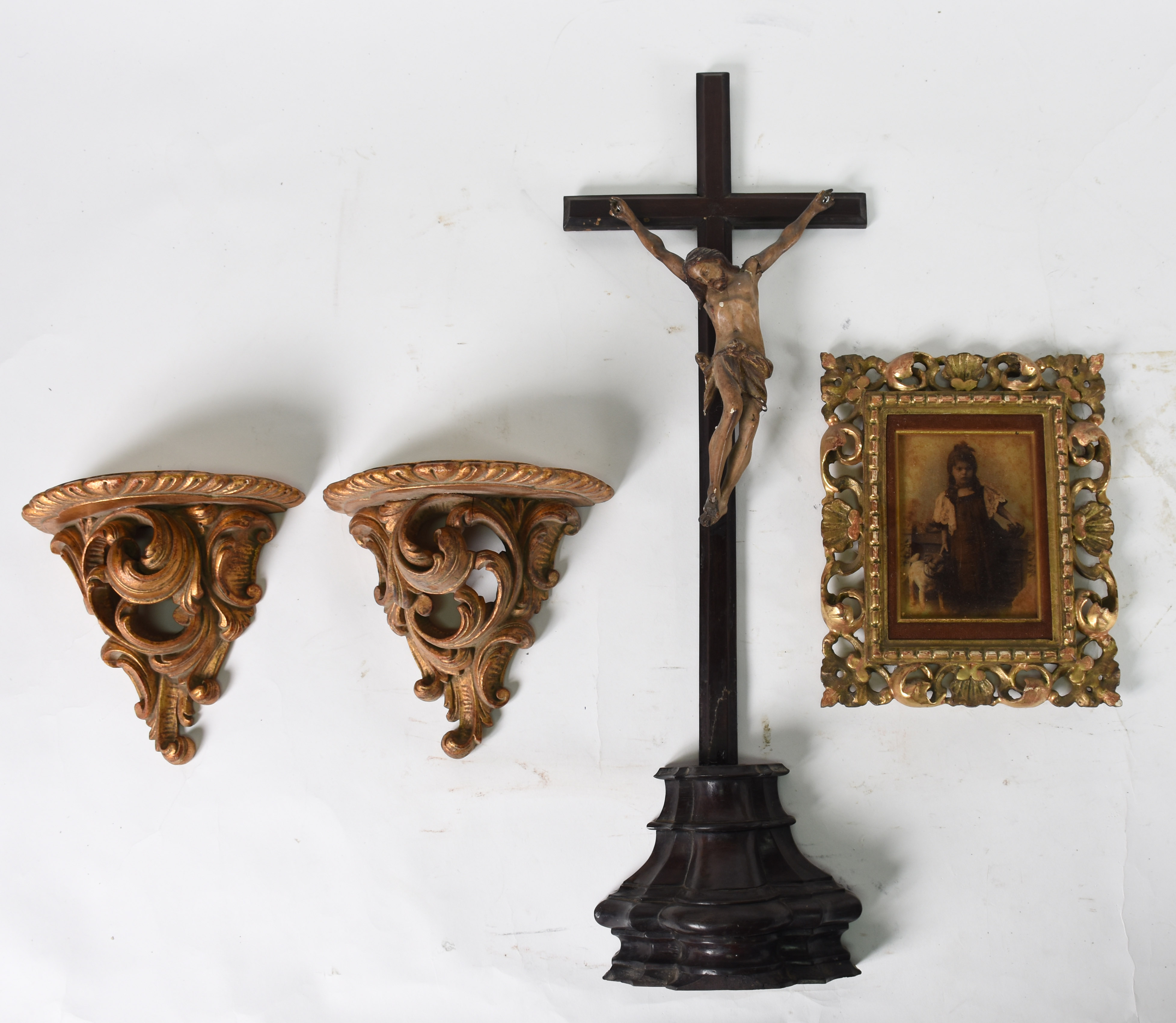 Diversas peças sendo crucifixo de madeira com figura de Cristo... - foto 1 de 3