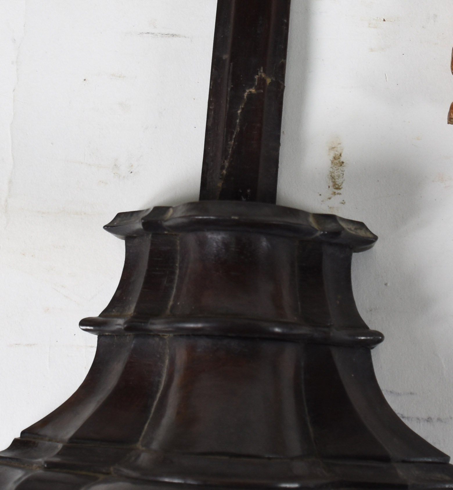 Diversas peças sendo crucifixo de madeira com figura de Cristo... - foto 2 de 3