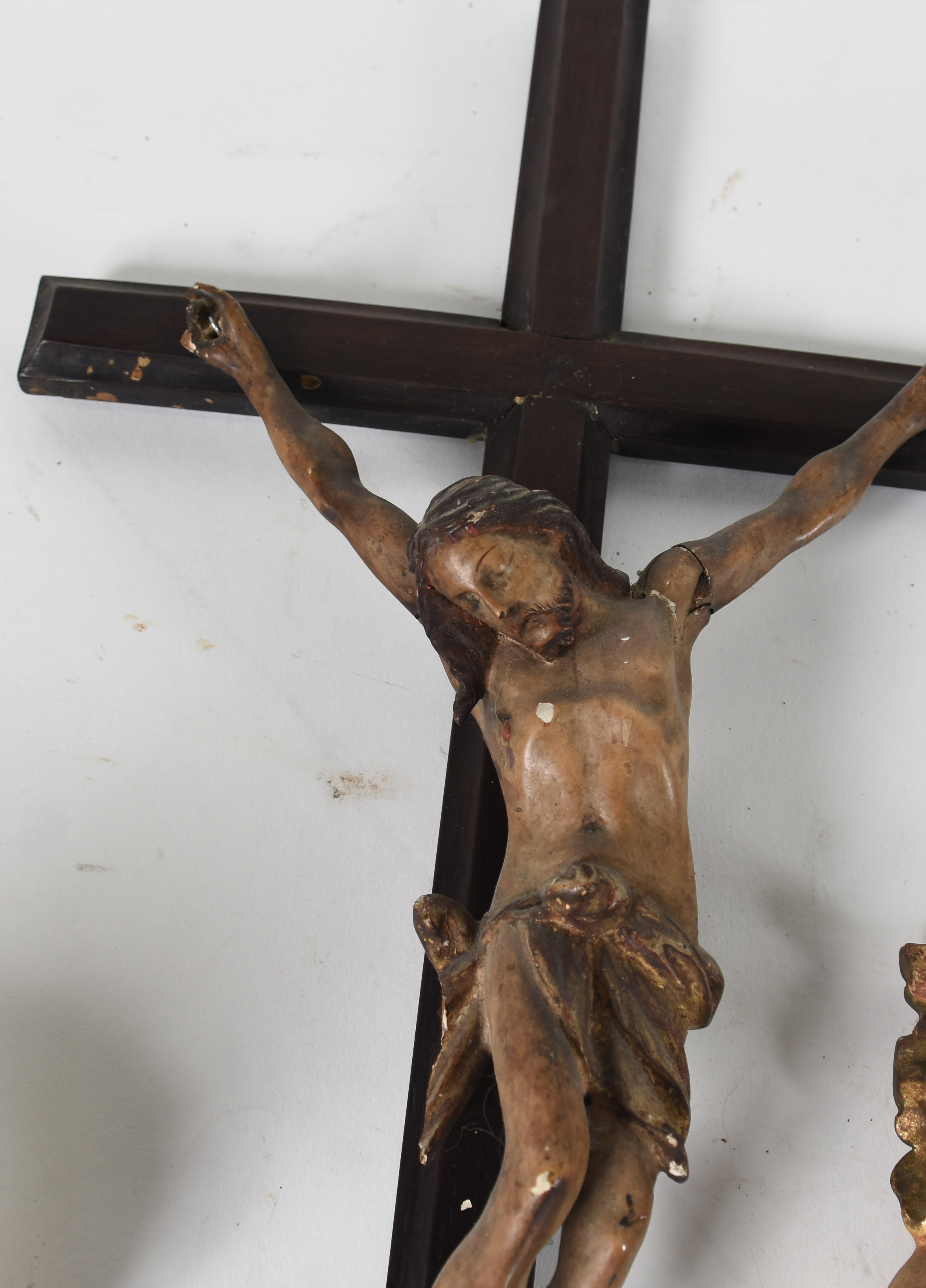 Diversas peças sendo crucifixo de madeira com figura de Cristo... - foto 3 de 3