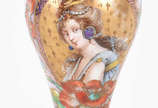 Ânfora de porcelana francesa de Sèvres decorado... - Ânfora de porcelana francesa de Sèvres decorado com figura feminina em policromia, guarnição de metal dourado. Marca na base. Gargalo com restau...