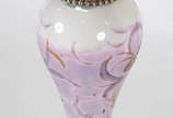 Ânfora de porcelana francesa de Sèvres decorado... - Ânfora de porcelana francesa de Sèvres decorado com figura feminina em policromia, guarnição de metal dourado. Marca na base. Gargalo com restau...