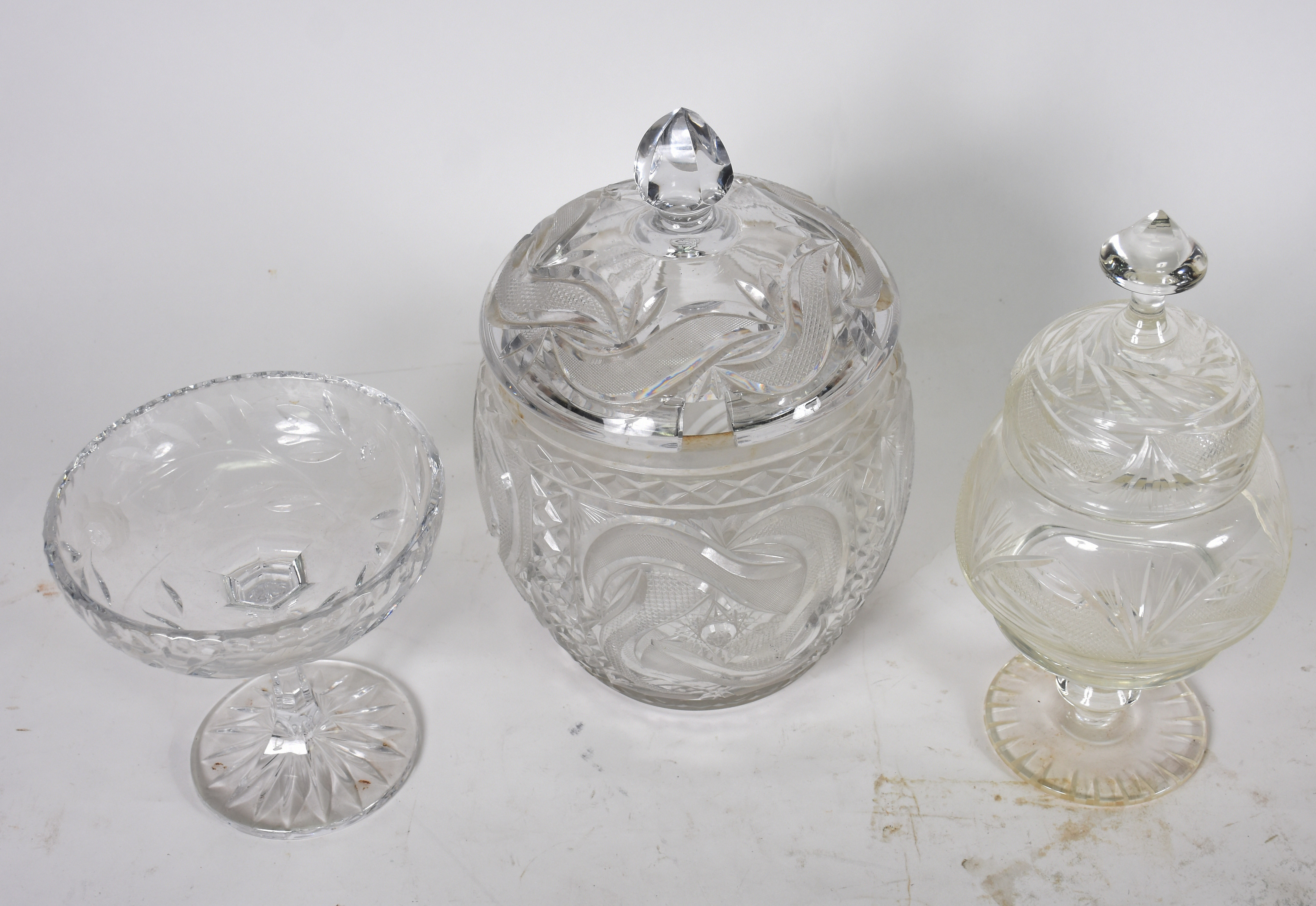 Diversas peças de cristal lapidado sendo , poncheira , ,compoteira e... - foto 2 de 3
