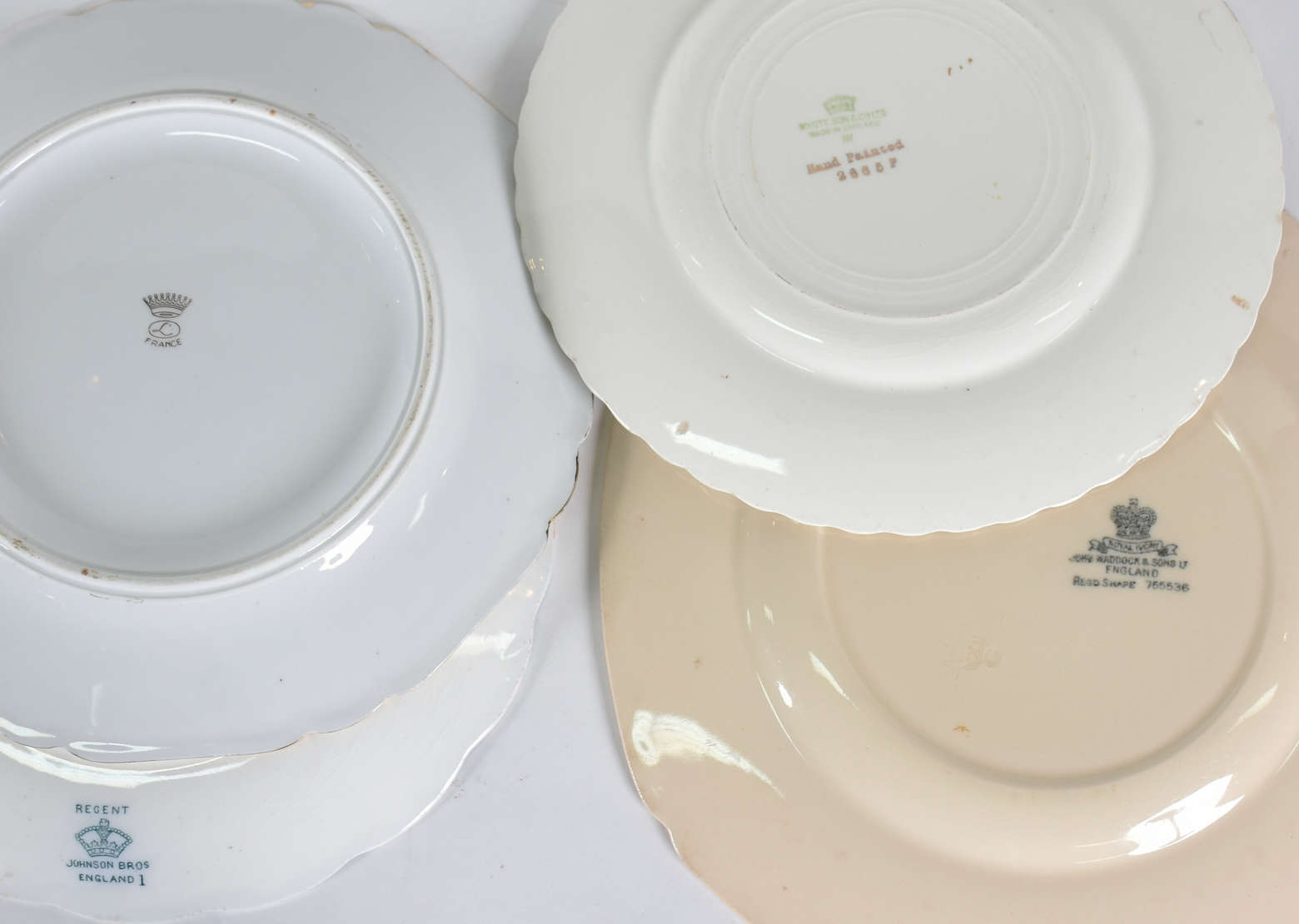 Dez pratos de porcelana de diversas procedências - foto 3 de 4
