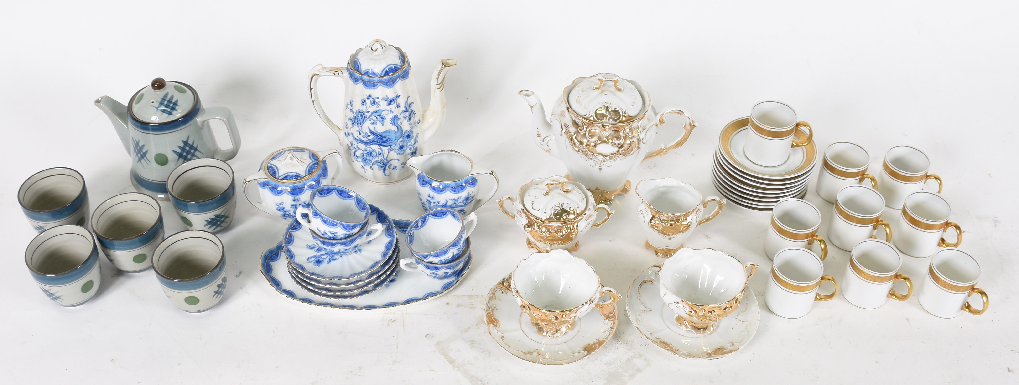 Diversas peças sendo 9 xícaras de café com pires de porcelana com... - foto 1 de 3
