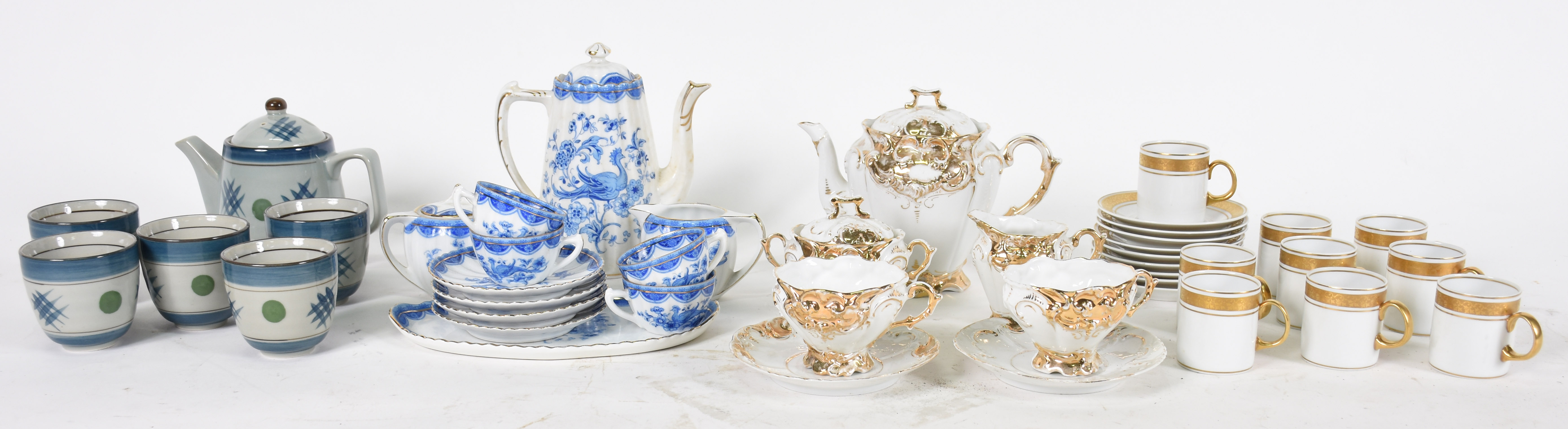 Diversas peças sendo 9 xícaras de café com pires de porcelana com... - foto 2 de 3