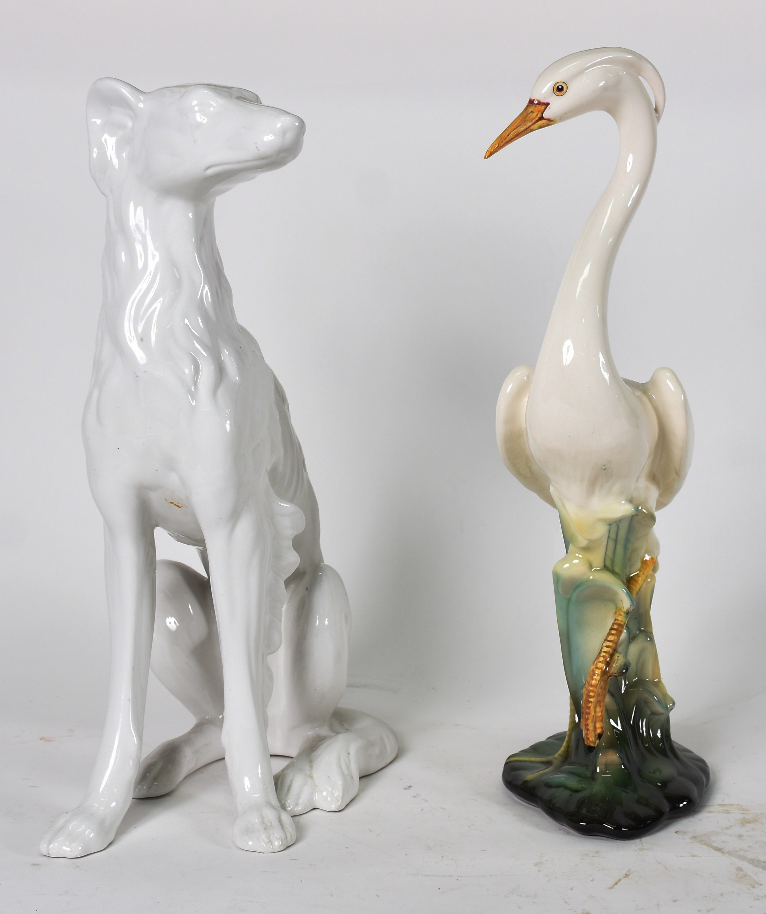Duas figuras de faiança representando garça e cachorro ( 54 cm A ) - foto 1 de 4