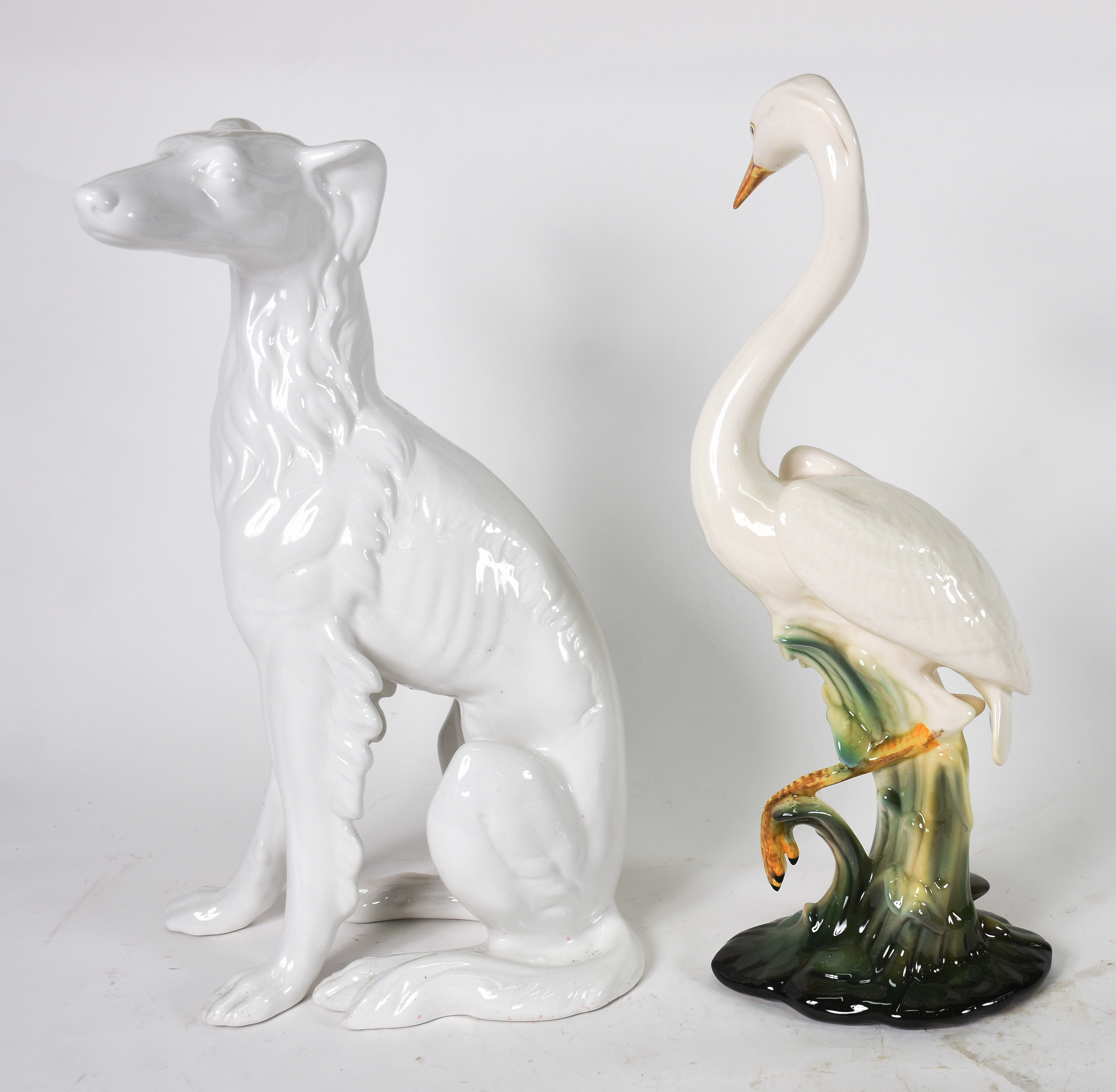 Duas figuras de faiança representando garça e cachorro ( 54 cm A ) - foto 2 de 4