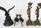 Diversas peças  de metal sendo, estatueta na fo... - Diversas peças  de metal sendo, estatueta na forma de águia ( 44 cm  A) par de apliques na forma de mãos com tochas ( 26 cm A) Par de luminárias...