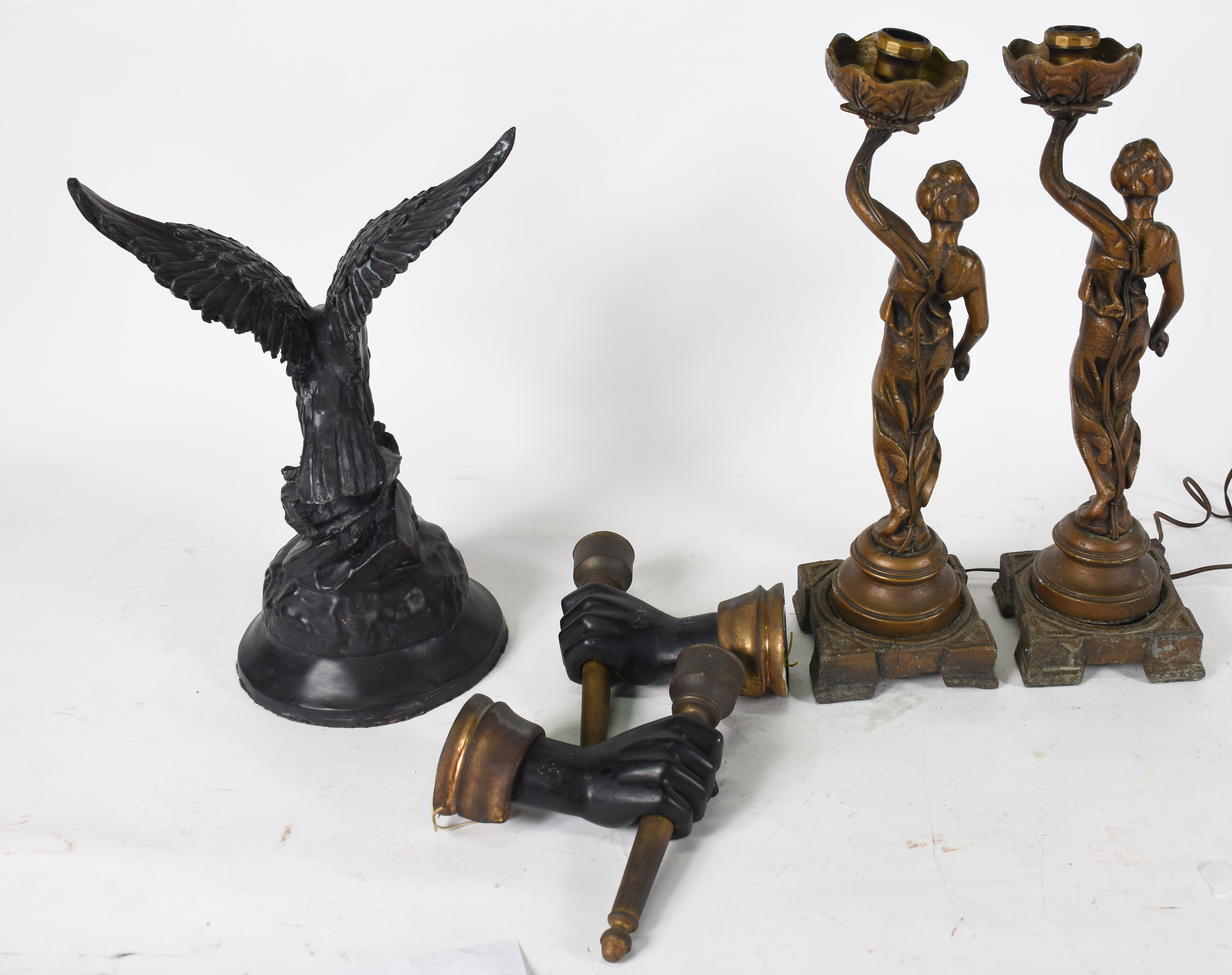 Diversas peças de metal sendo, estatueta na forma de águia ( 44 cm A)... - foto 2 de 3