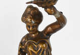 Diversas peças  de metal sendo, estatueta na fo... - Diversas peças  de metal sendo, estatueta na forma de águia ( 44 cm  A) par de apliques na forma de mãos com tochas ( 26 cm A) Par de luminárias...