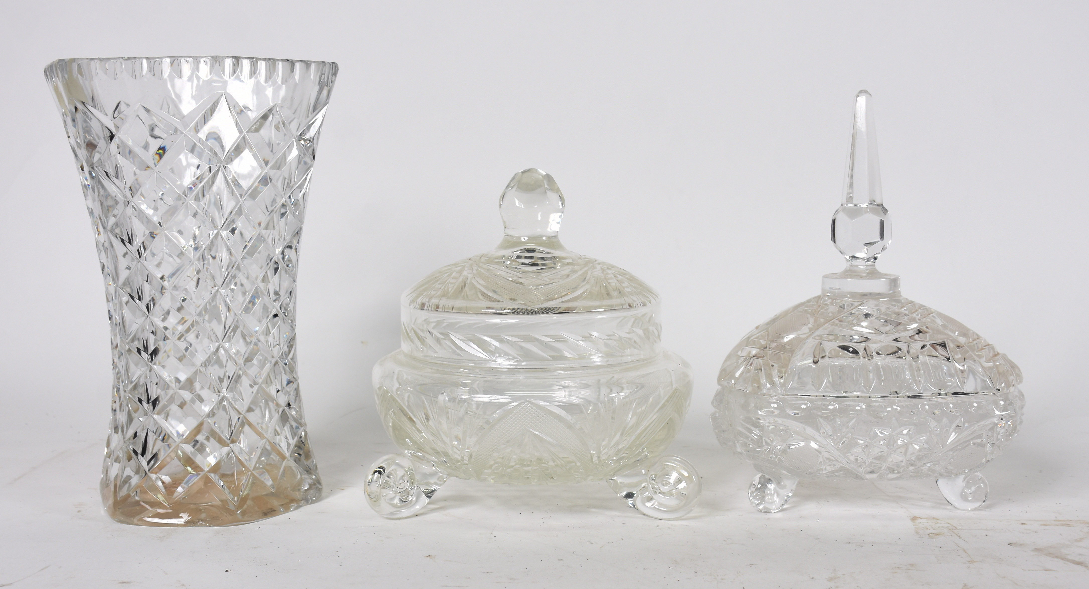 Tres peças diversas de cristal lapidado, sendo 2 bombonieres e vaso . - foto 1 de 3