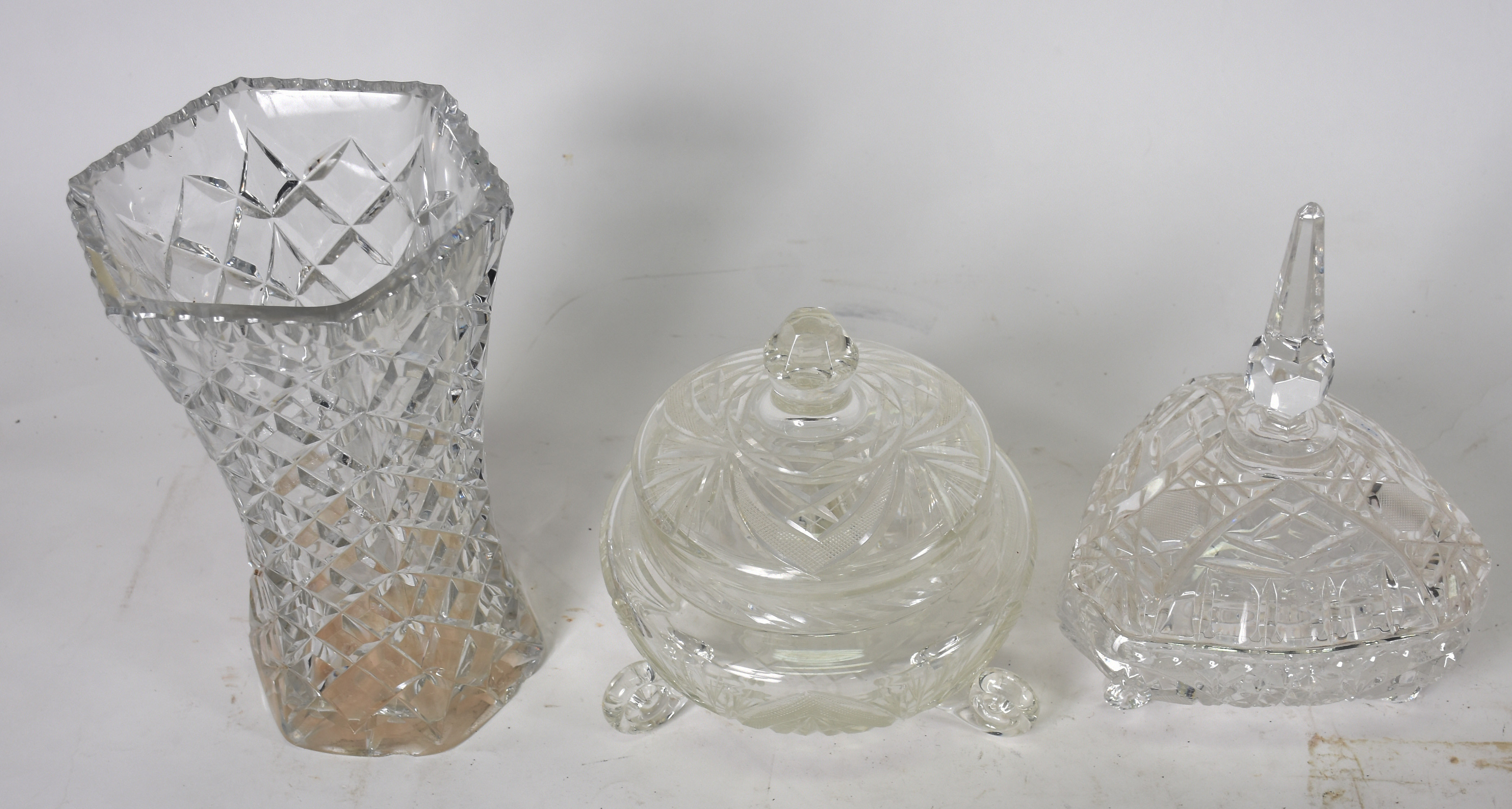Tres peças diversas de cristal lapidado, sendo 2 bombonieres e vaso . - foto 2 de 3