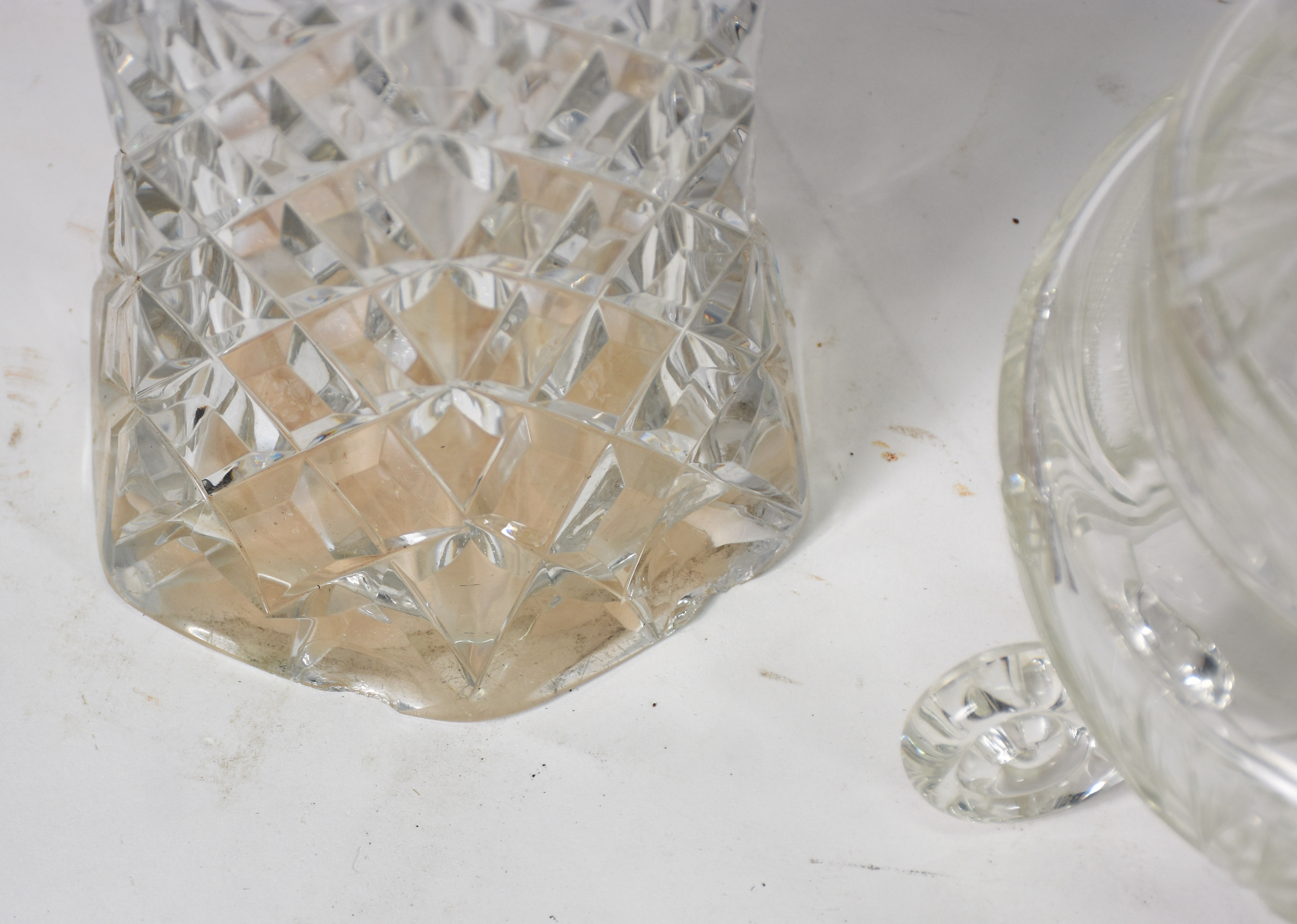 Tres peças diversas de cristal lapidado, sendo 2 bombonieres e vaso . - foto 3 de 3