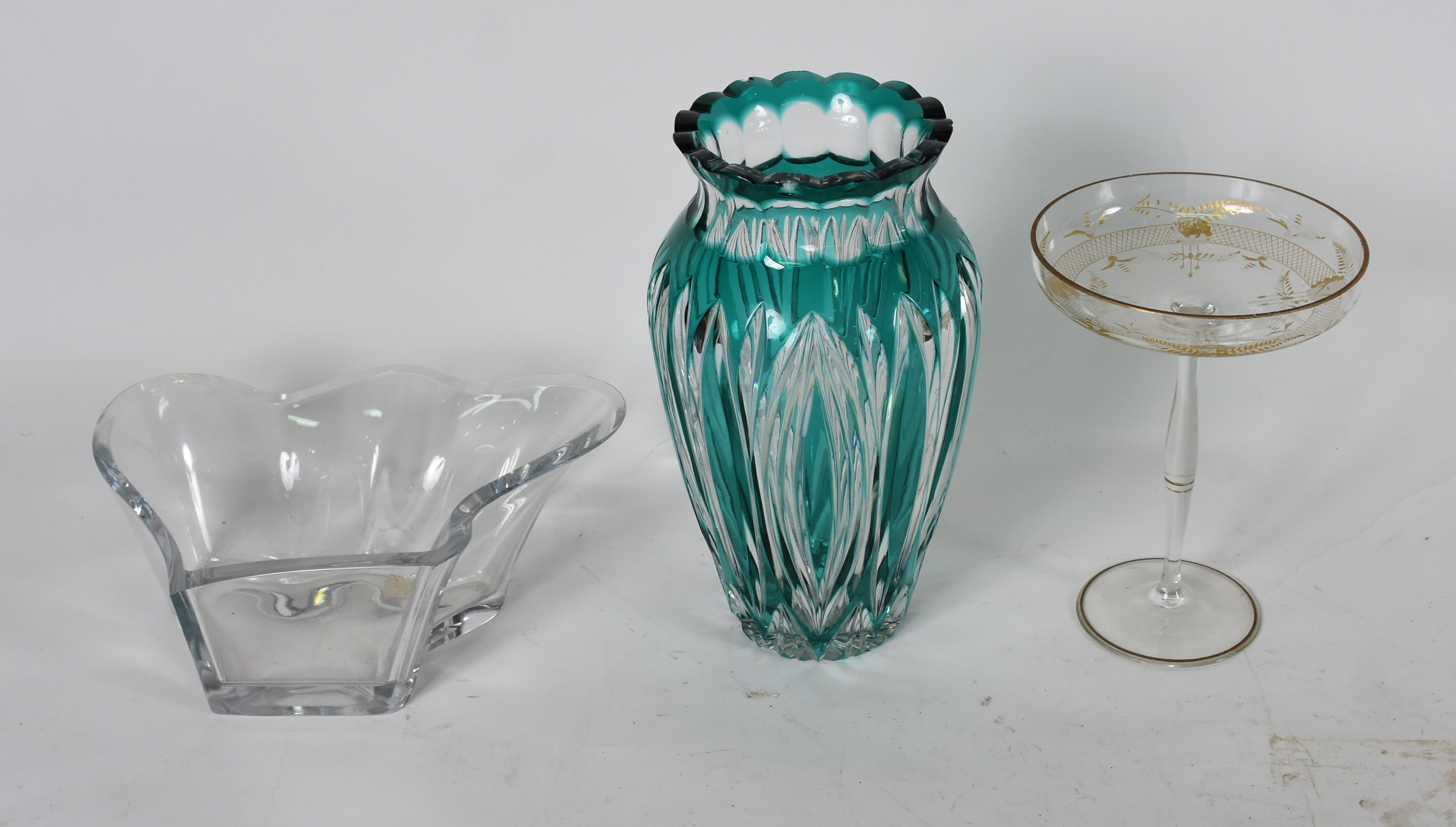 Três peças de cristal sendo, Vaso double verde lapidado ( bicados nas... - foto 1 de 4