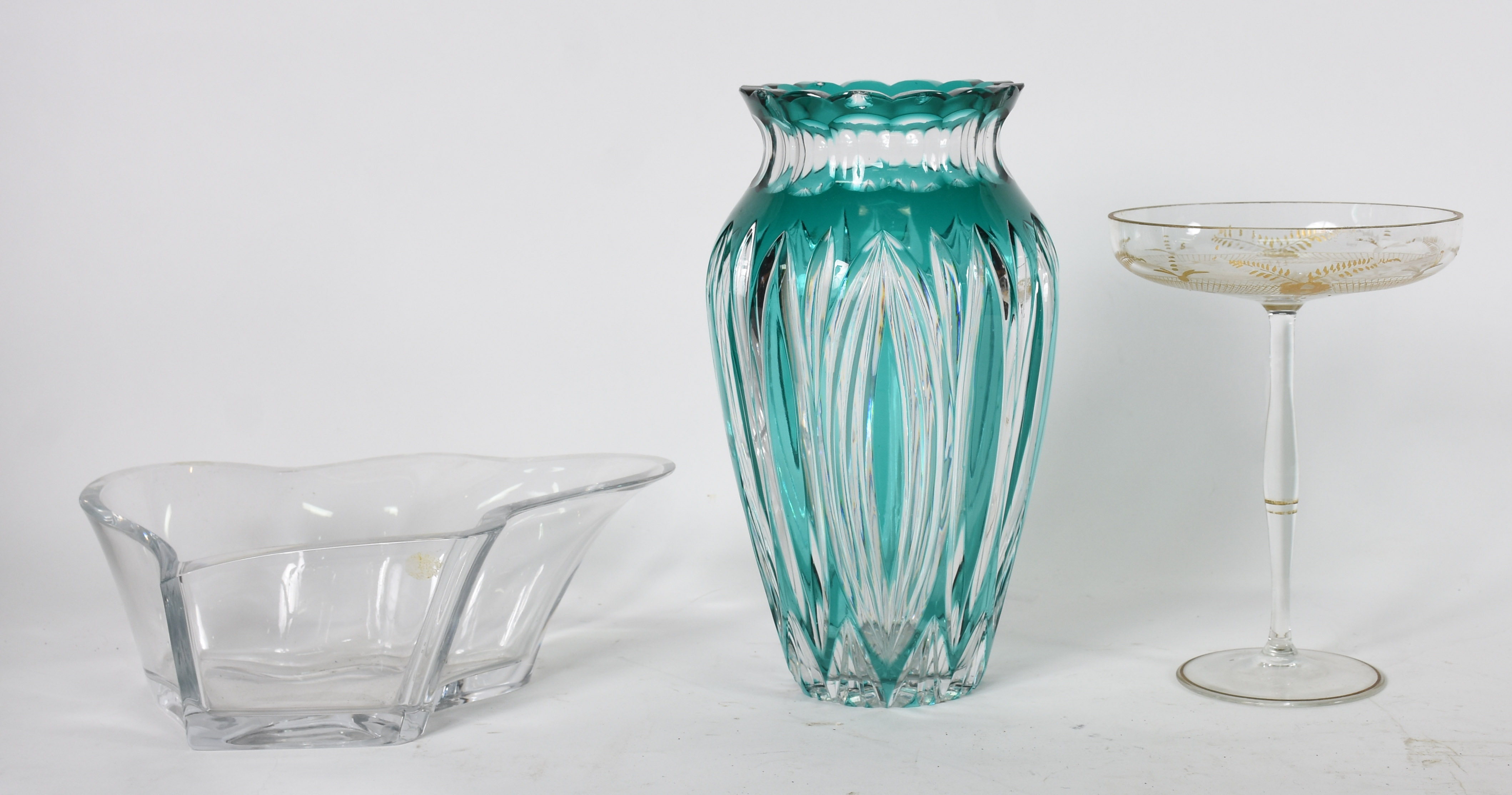 Três peças de cristal sendo, Vaso double verde lapidado ( bicados nas... - foto 2 de 4