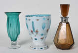 Três peças diversas sendo, vaso overlay azul e ... - Três peças diversas sendo, vaso overlay azul e branco, garrafa de cristal  facetado âmbar com gargalo de metal e vaso de Murano verde.