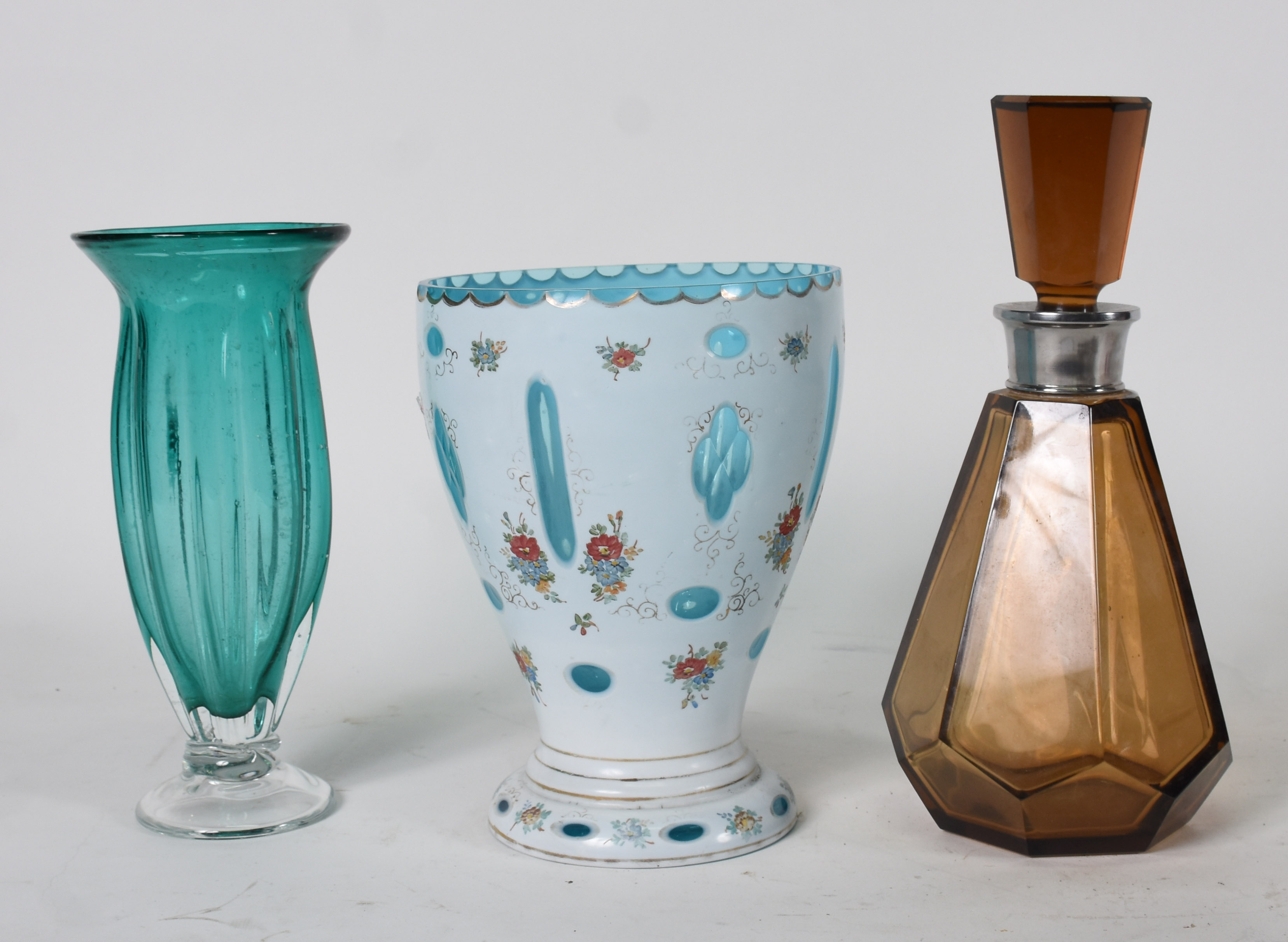 Três peças diversas sendo, vaso overlay azul e branco, garrafa de... - foto 1 de 2