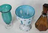Três peças diversas sendo, vaso overlay azul e ... - Três peças diversas sendo, vaso overlay azul e branco, garrafa de cristal  facetado âmbar com gargalo de metal e vaso de Murano verde.