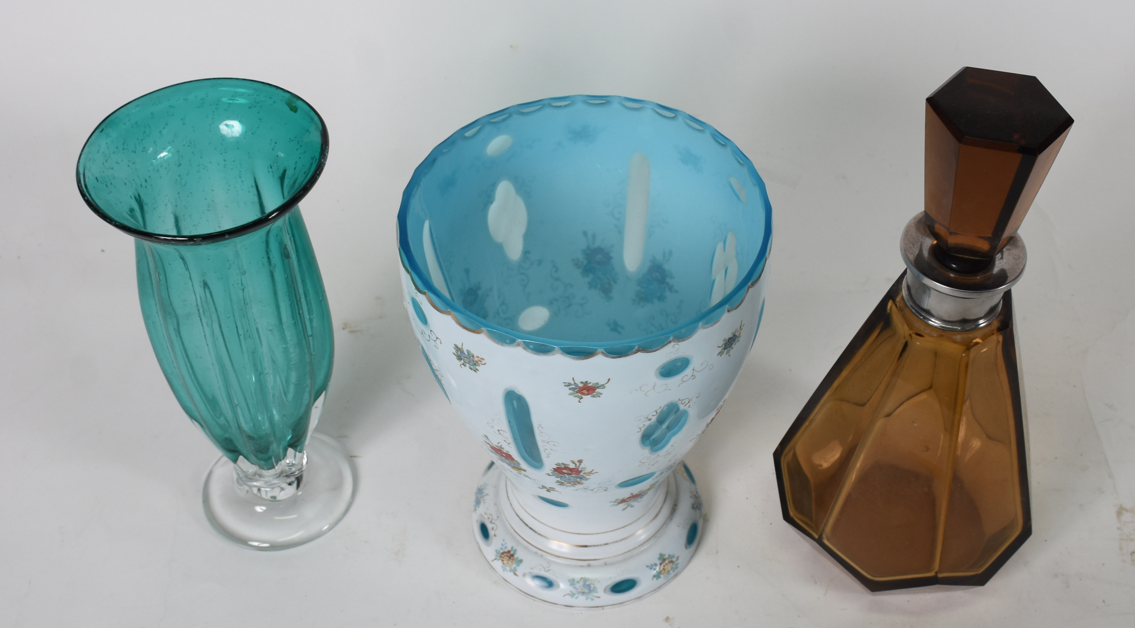 Três peças diversas sendo, vaso overlay azul e branco, garrafa de... - foto 2 de 2