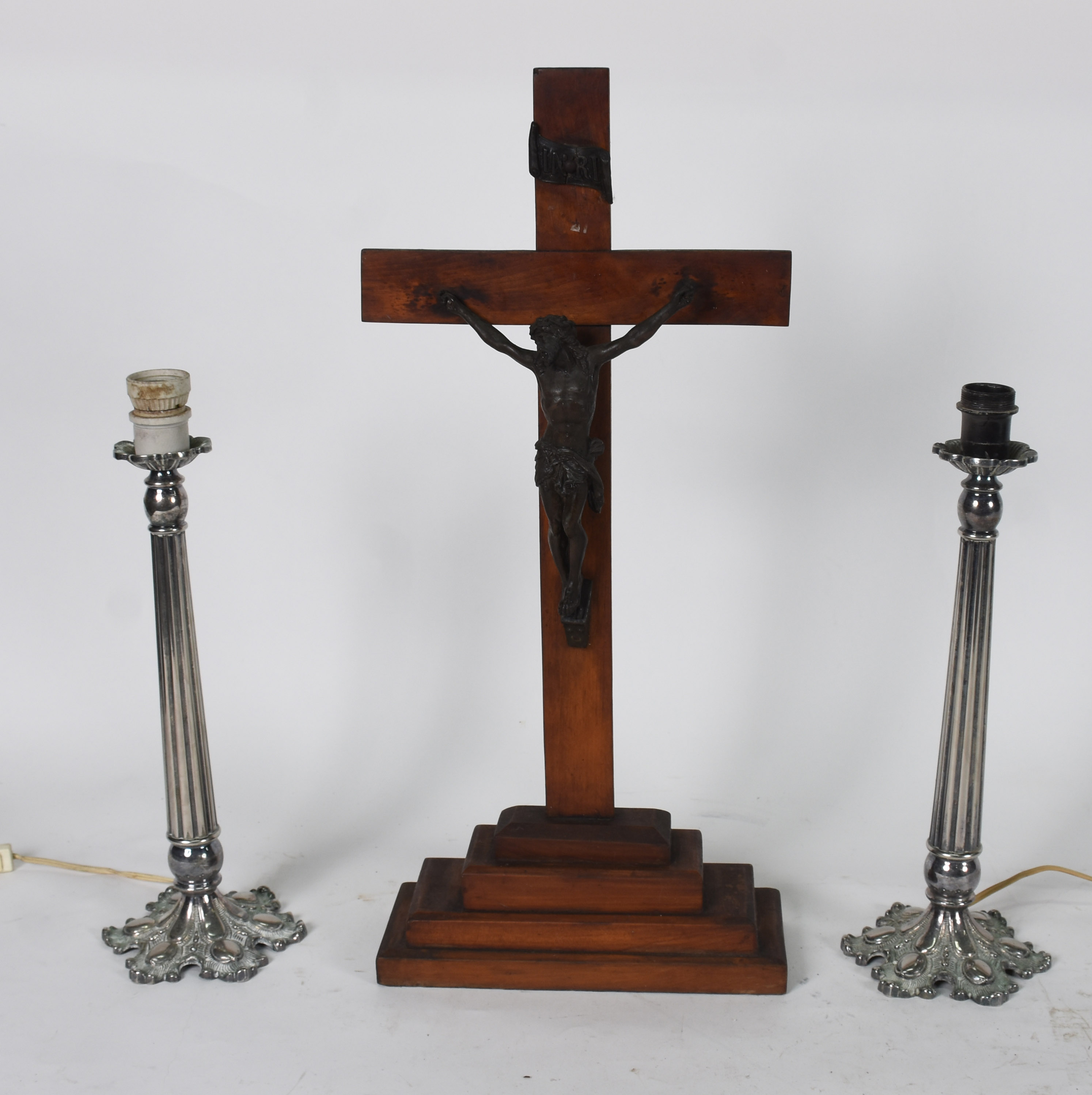 Três peças sendo, crucifixo de madeira com figura de Cristo de metal... - foto 1 de 2