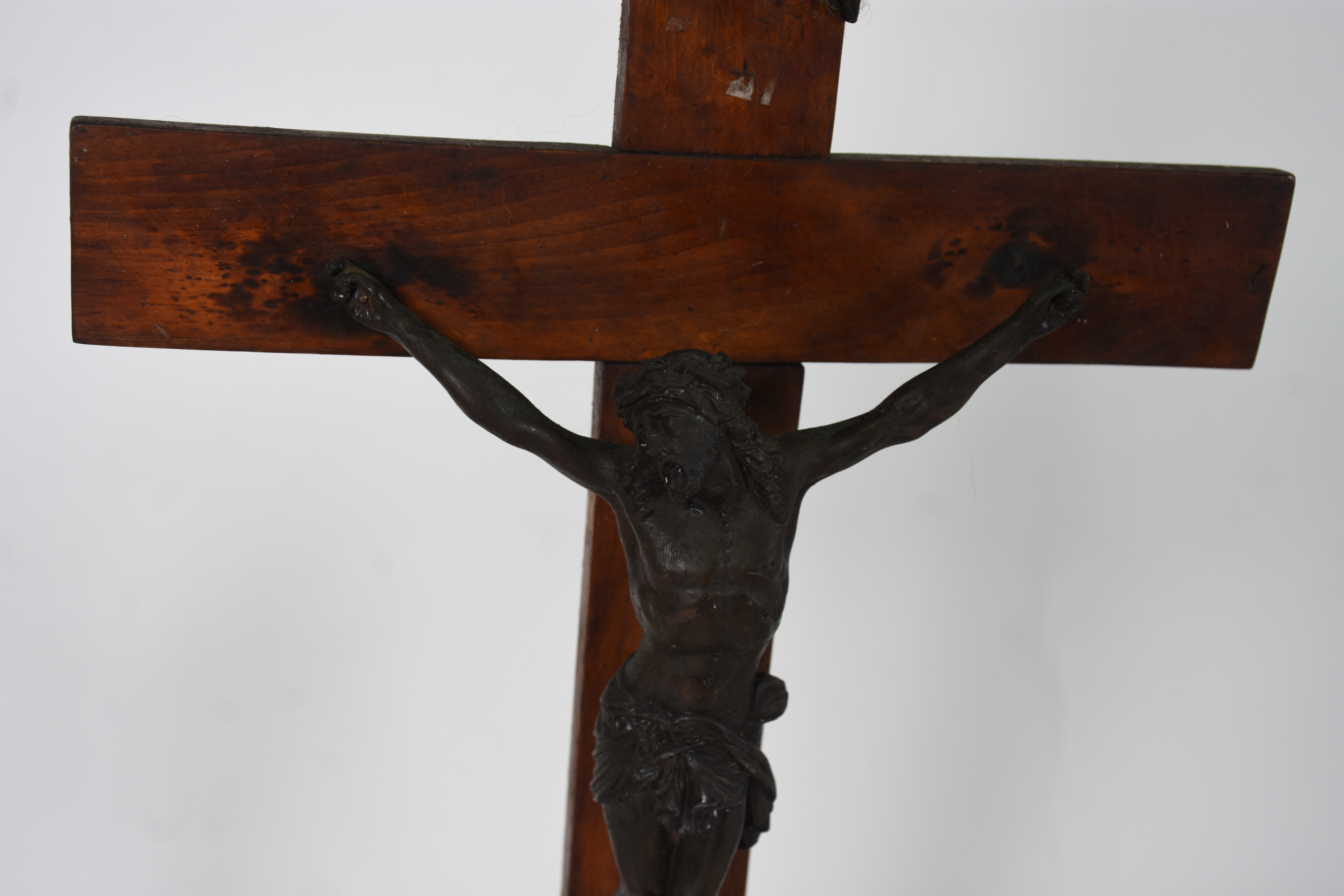 Três peças sendo, crucifixo de madeira com figura de Cristo de metal... - foto 2 de 2