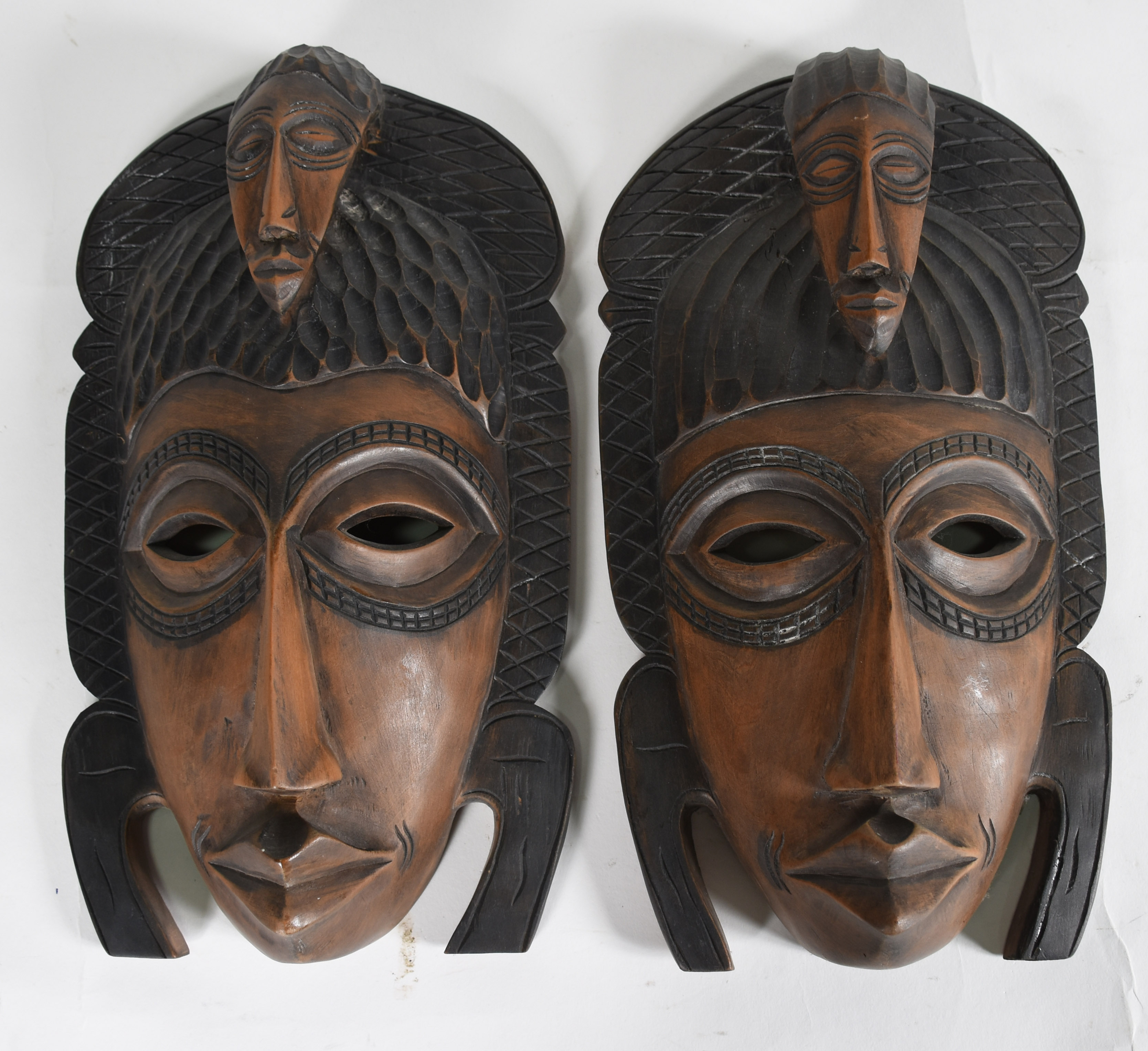 Par de máscaras de madeira - foto 1 de 2