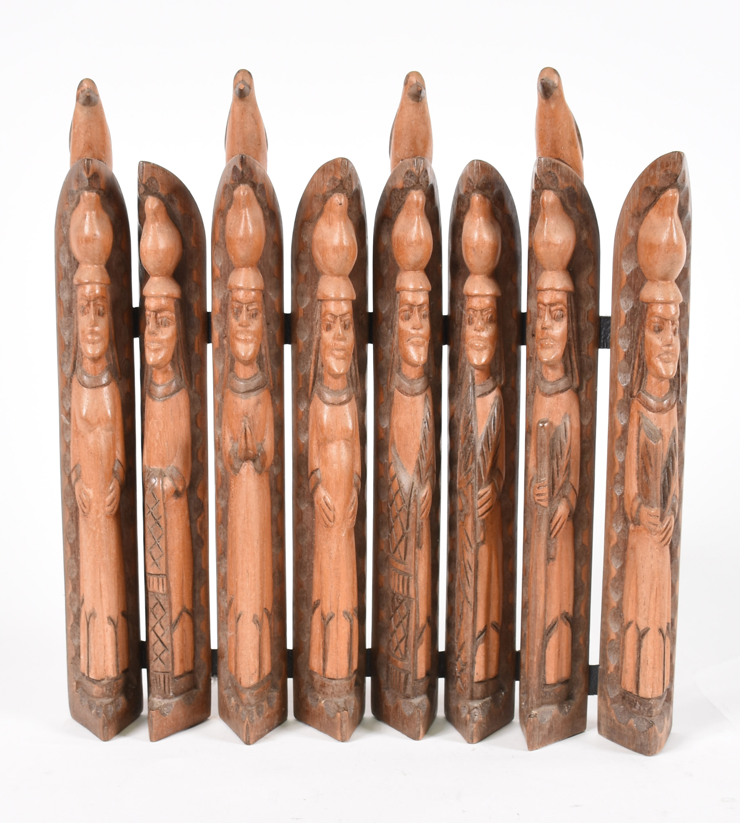 Grupo escultórico de madeira entalhada representando 8 figuras... - foto 2 de 5