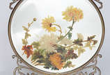 Espelho redondo de cristal bisotado com pintura... - Espelho redondo de cristal bisotado com pintura floral. Medidas 49 x 74,5 cm.