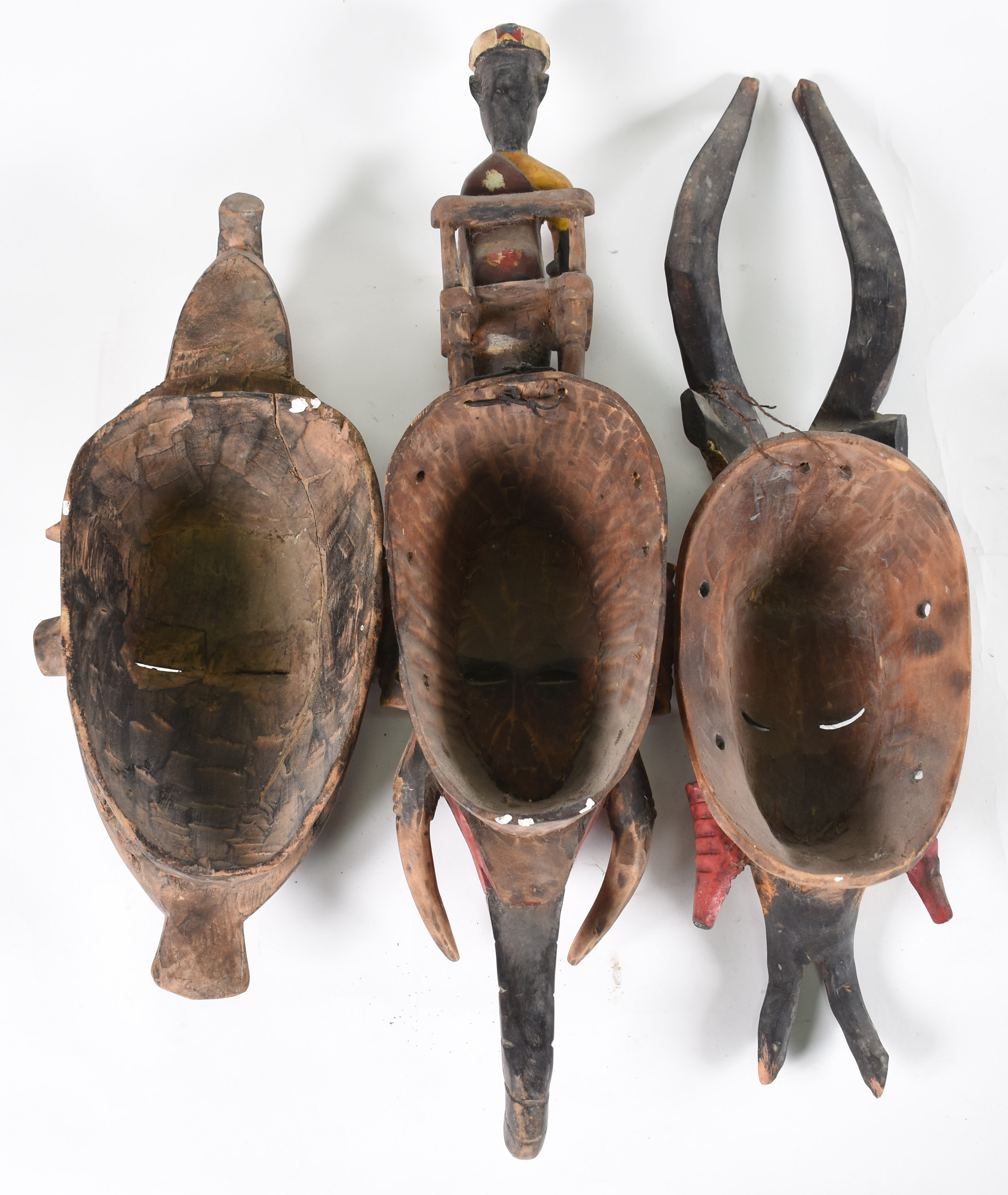 Três máscaras Africanas de madeira entalhada e policromada. - foto 2 de 2