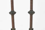 Par de castiçais de metal com bases decoradas c... - Par de castiçais de metal com bases decoradas com figuras de animais estilizados. Metal com desgastes.
