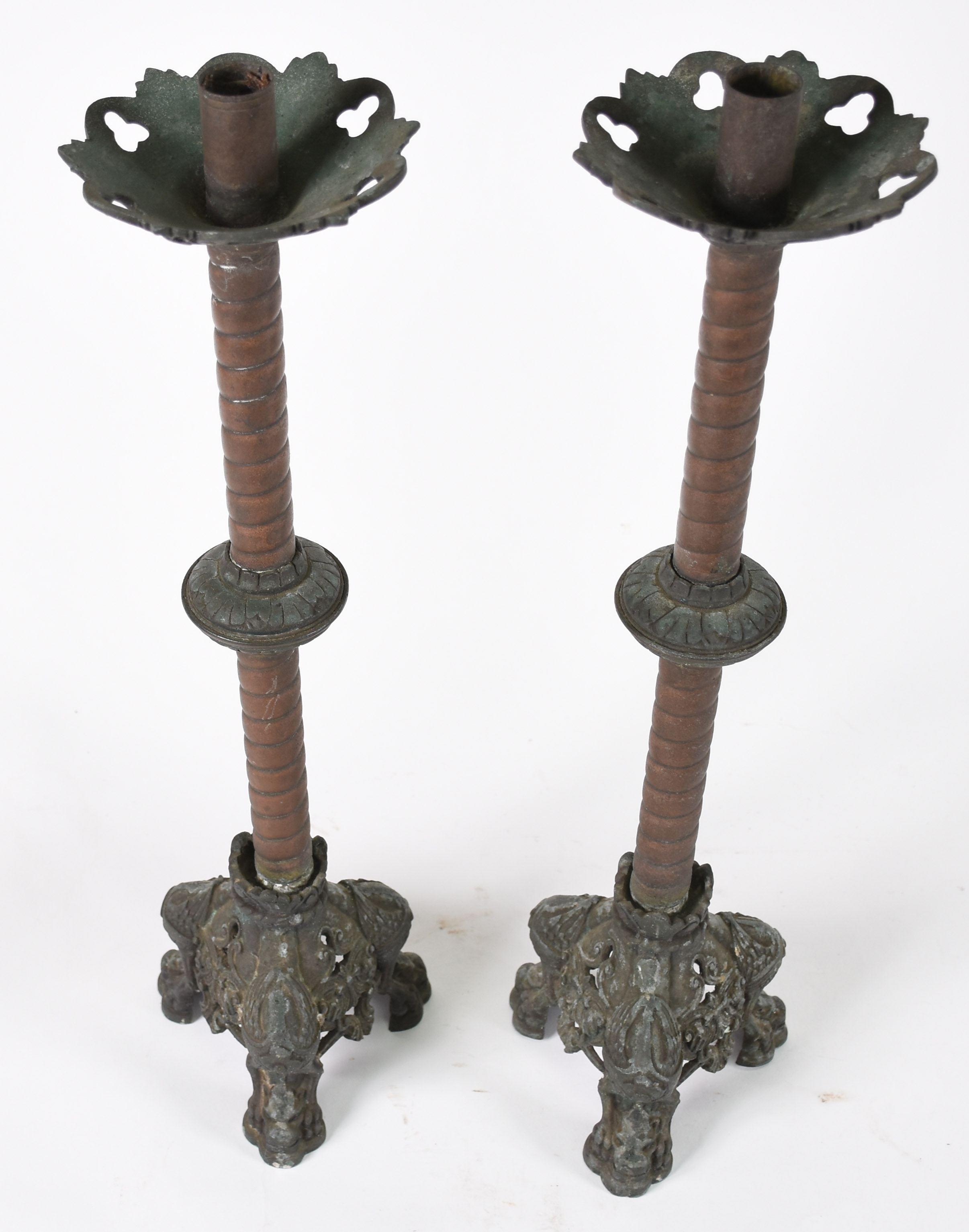 Par de castiçais de metal com bases decoradas com figuras de animais... - foto 2 de 3