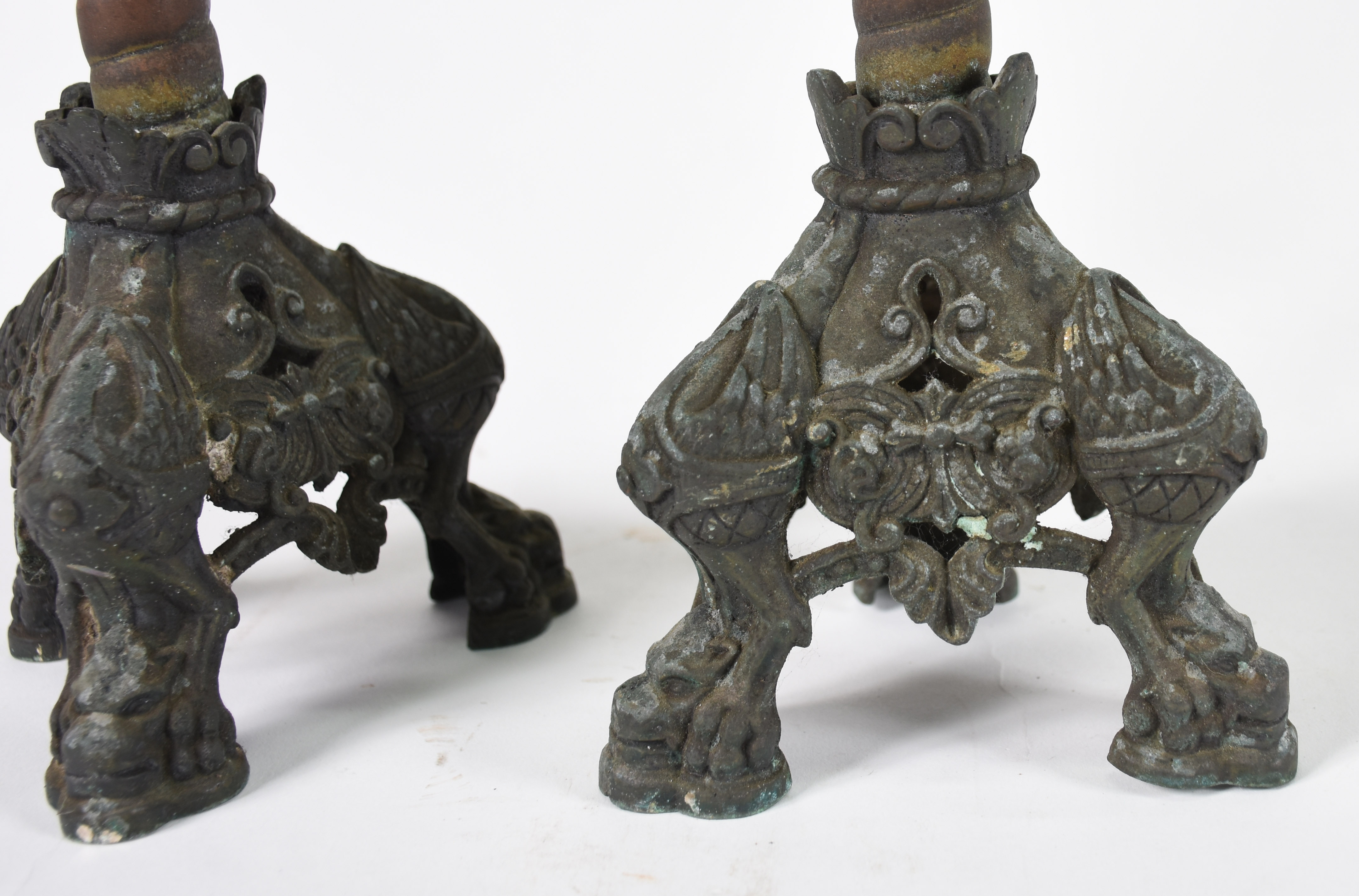 Par de castiçais de metal com bases decoradas com figuras de animais... - foto 3 de 3