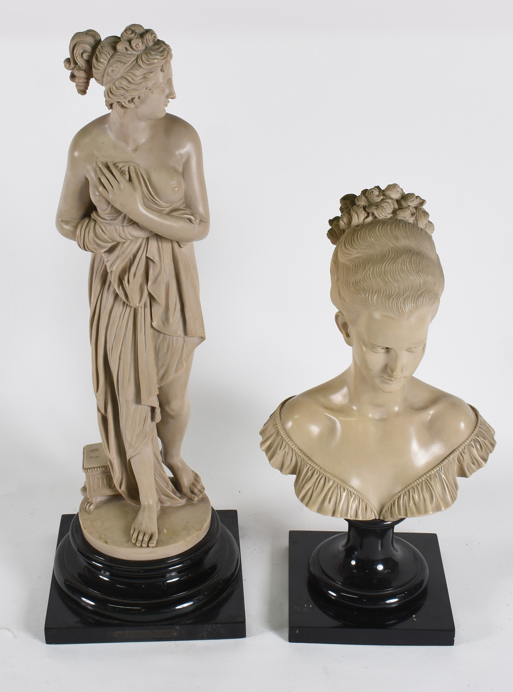 Duas esculturas de resina representando figura feminina. - foto 1 de 4