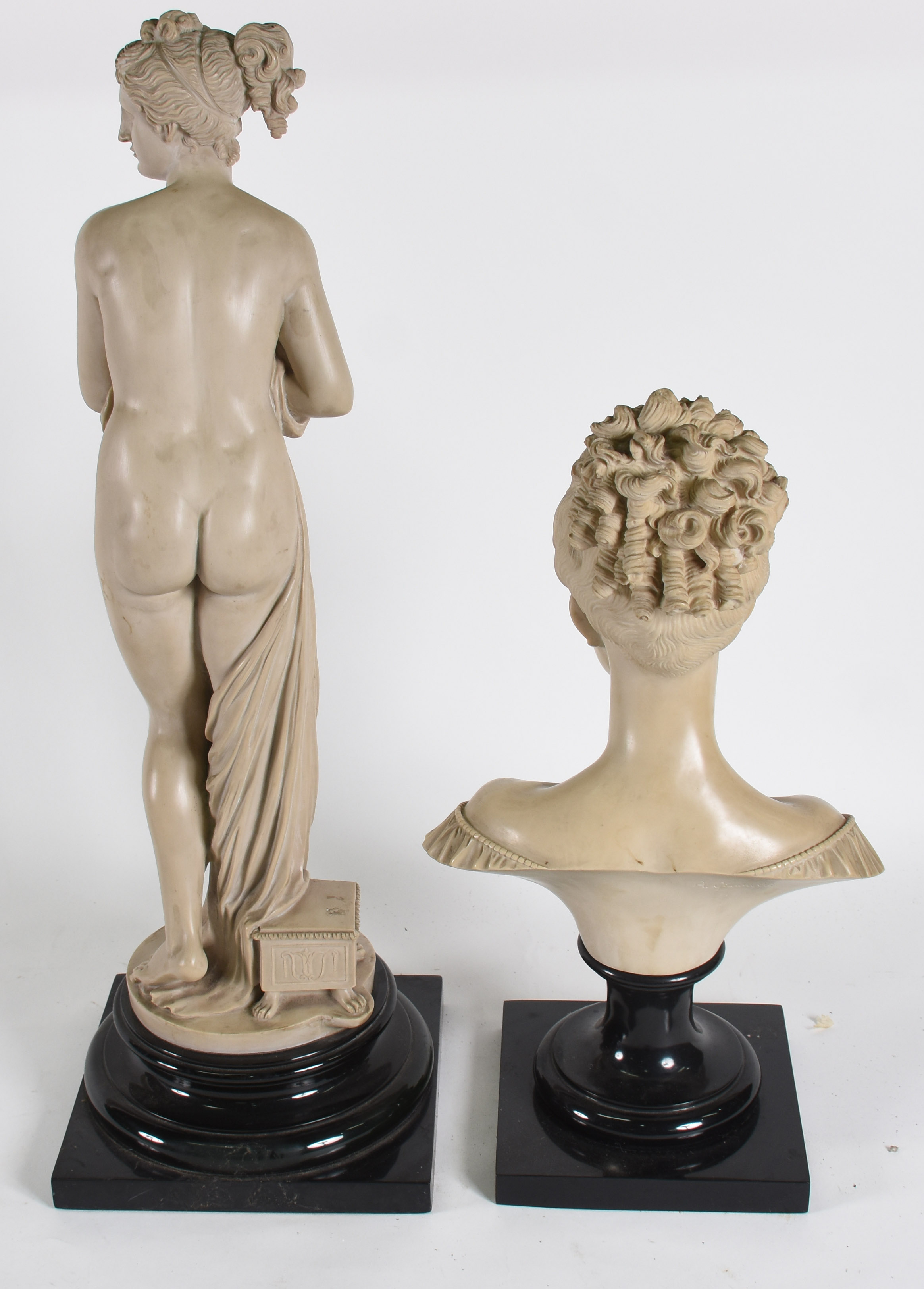 Duas esculturas de resina representando figura feminina. - foto 3 de 4