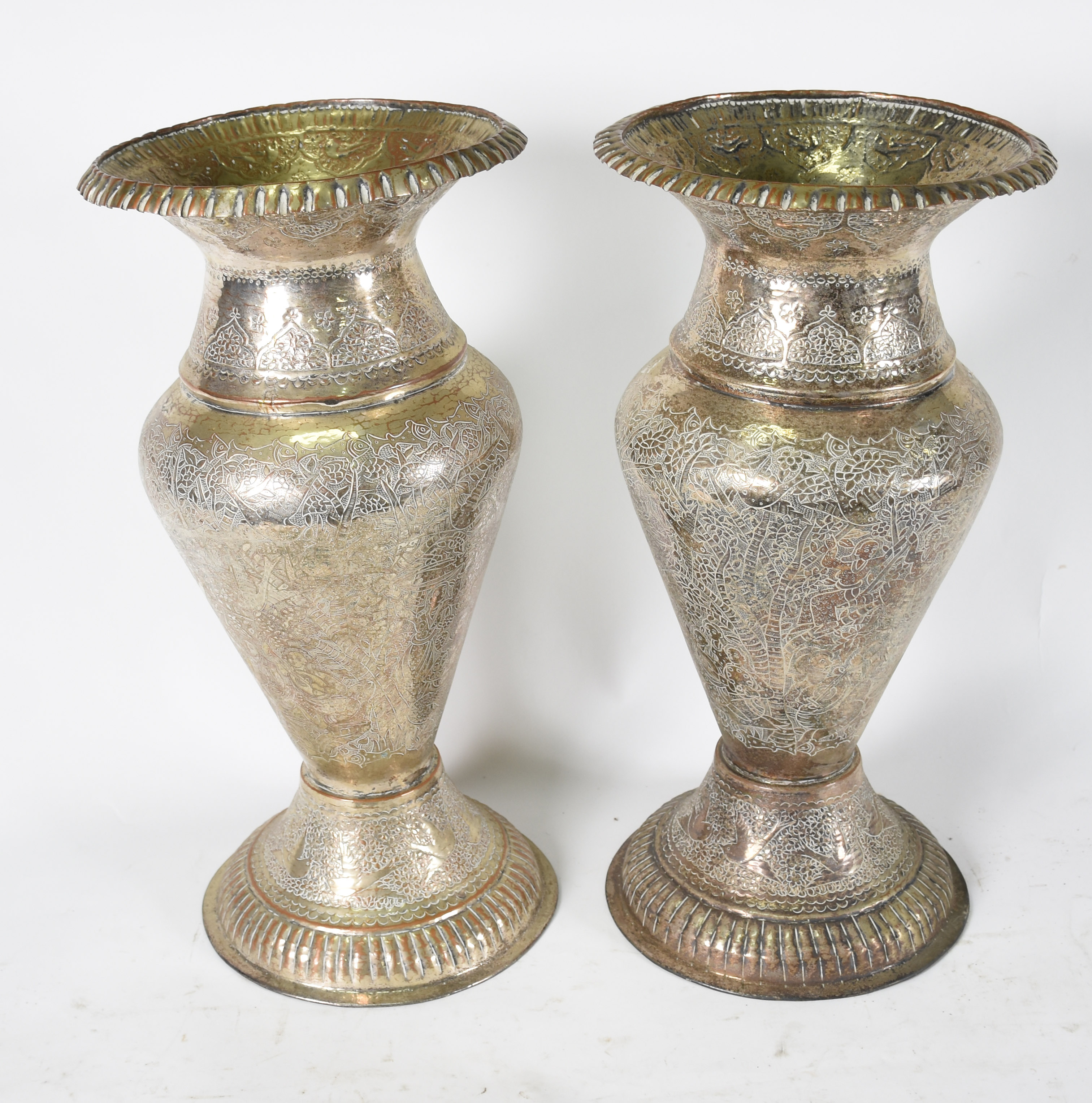 Par de grandes vasos de metal oriental trabalhados . - foto 1 de 3