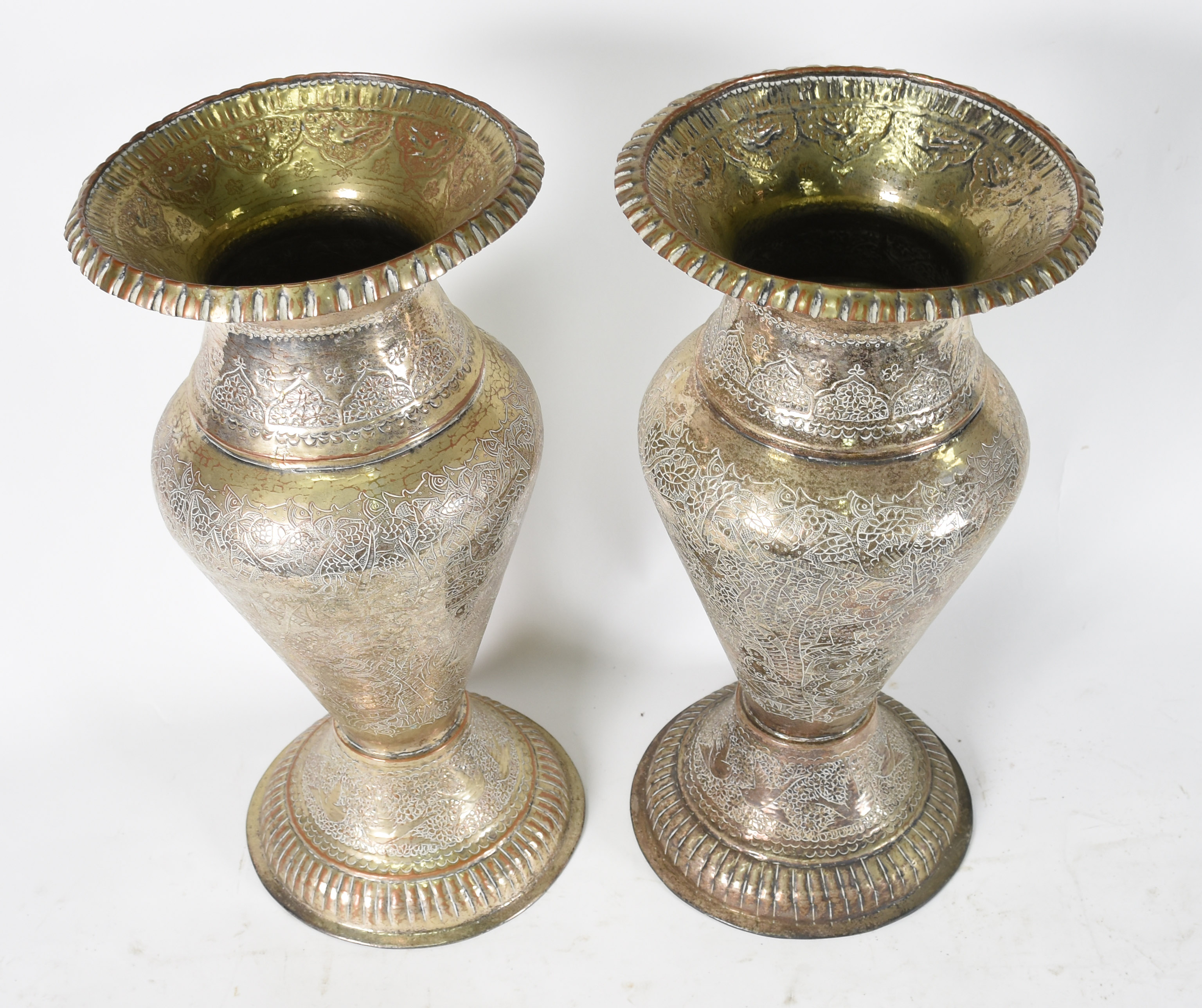 Par de grandes vasos de metal oriental trabalhados . - foto 2 de 3