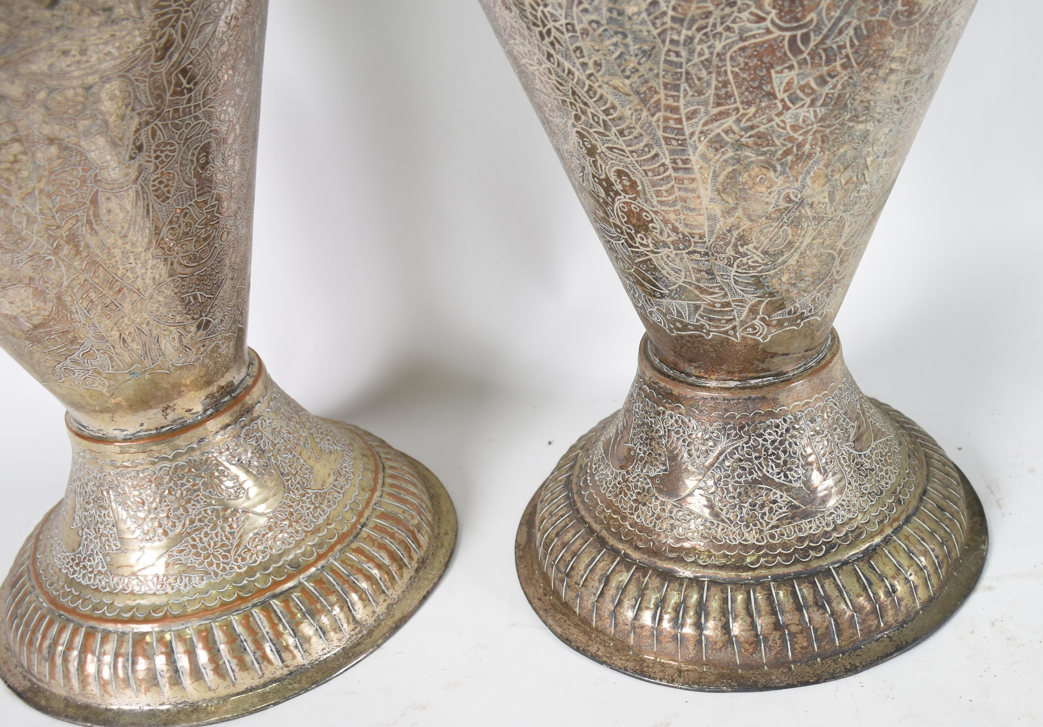 Par de grandes vasos de metal oriental trabalhados . - foto 3 de 3