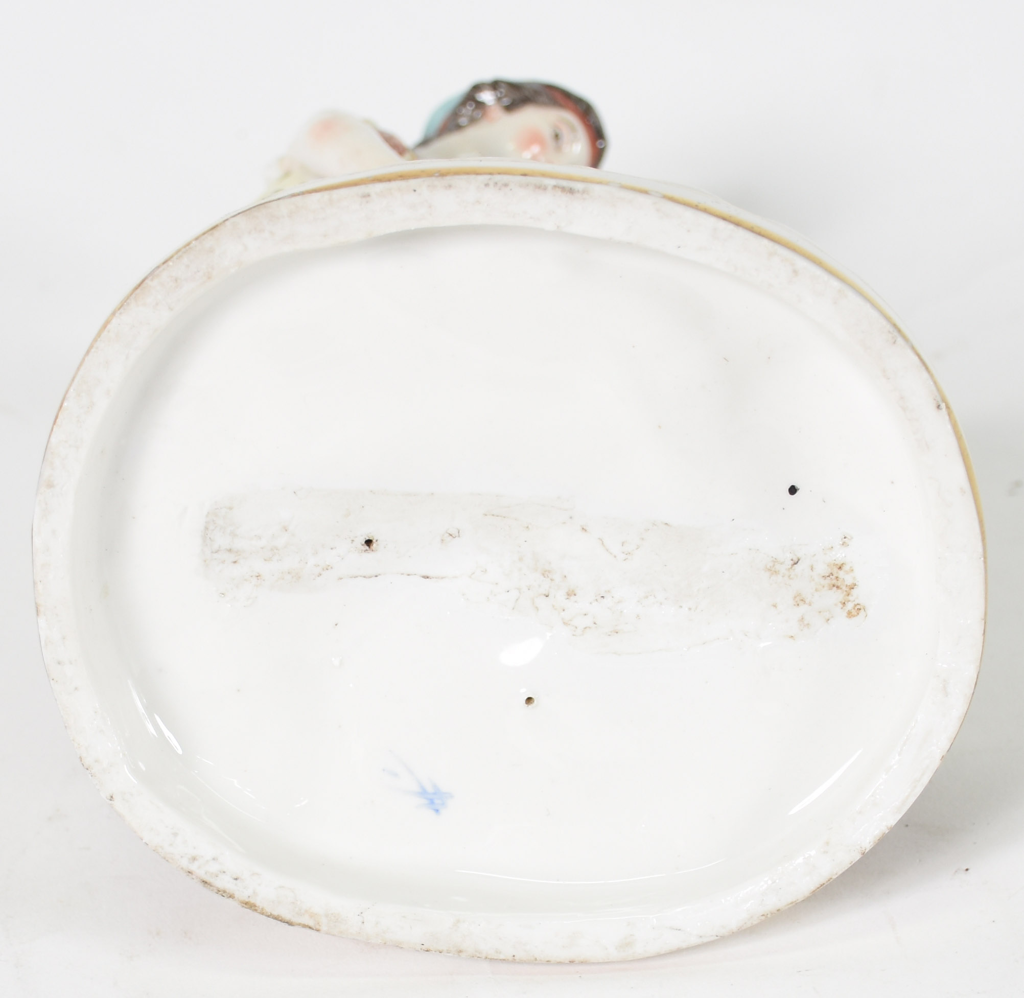 Grupo escultório de porcelana europeia, marcada na base... - foto 4 de 4