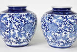Par de  vasos de porcelana branca e azul - Par de  vasos de porcelana branca e azul