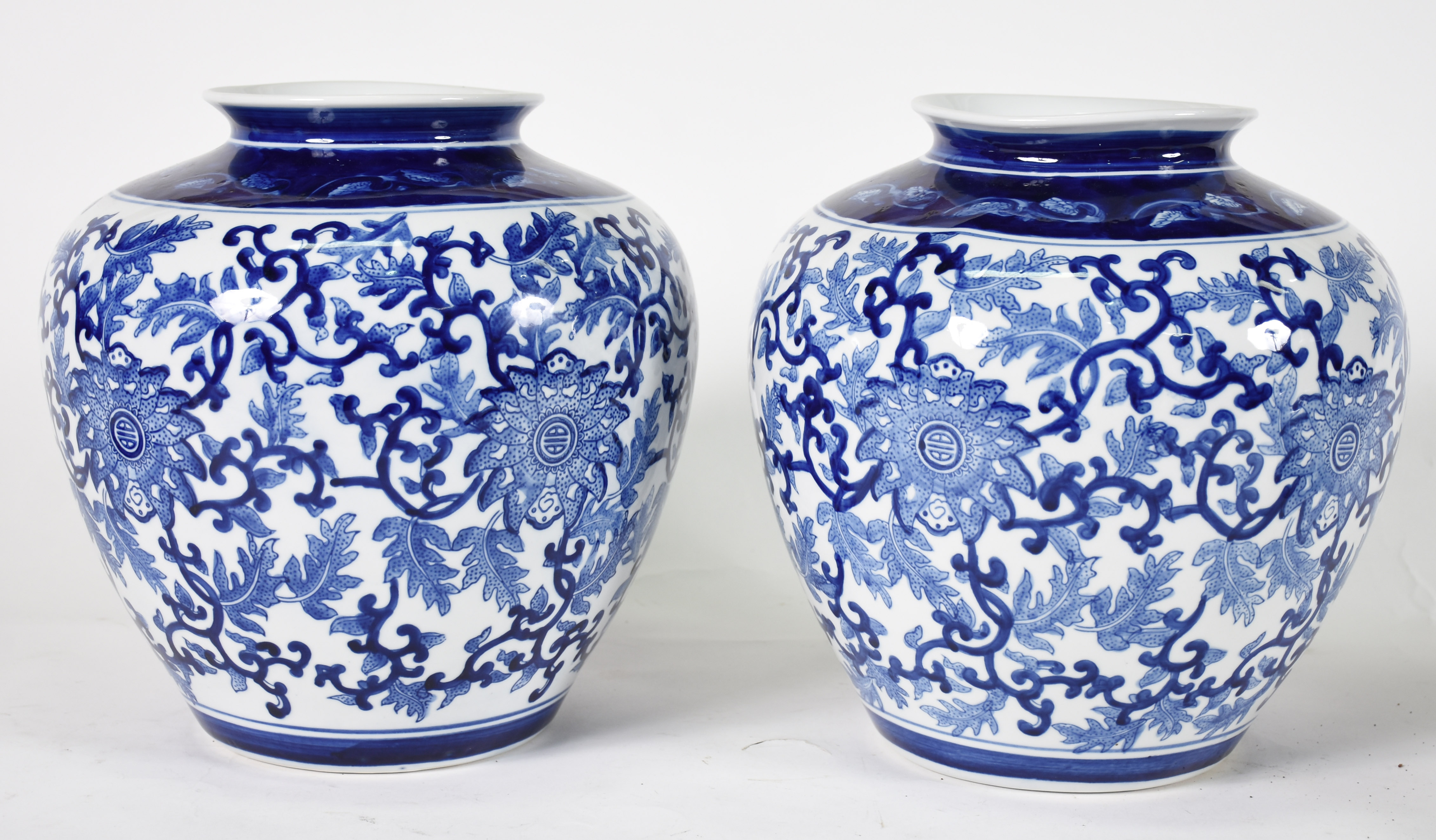 Par de vasos de porcelana branca e azul - foto 1 de 3