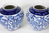 Par de  vasos de porcelana branca e azul - Par de  vasos de porcelana branca e azul